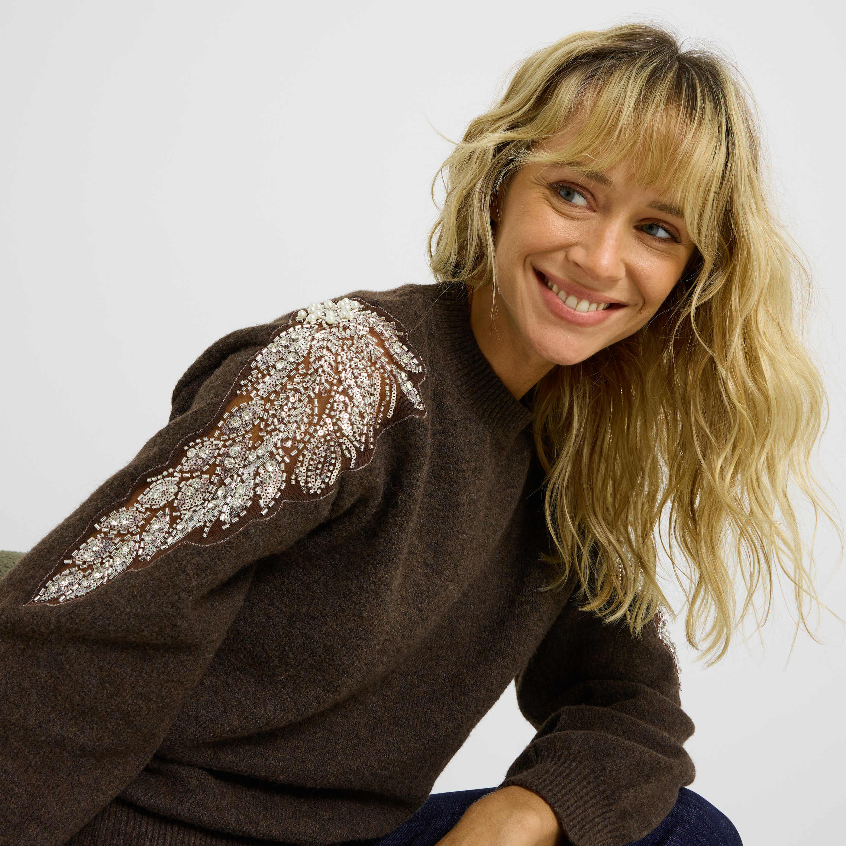 Pull &eacute;paule ajour&eacute;e perles femme