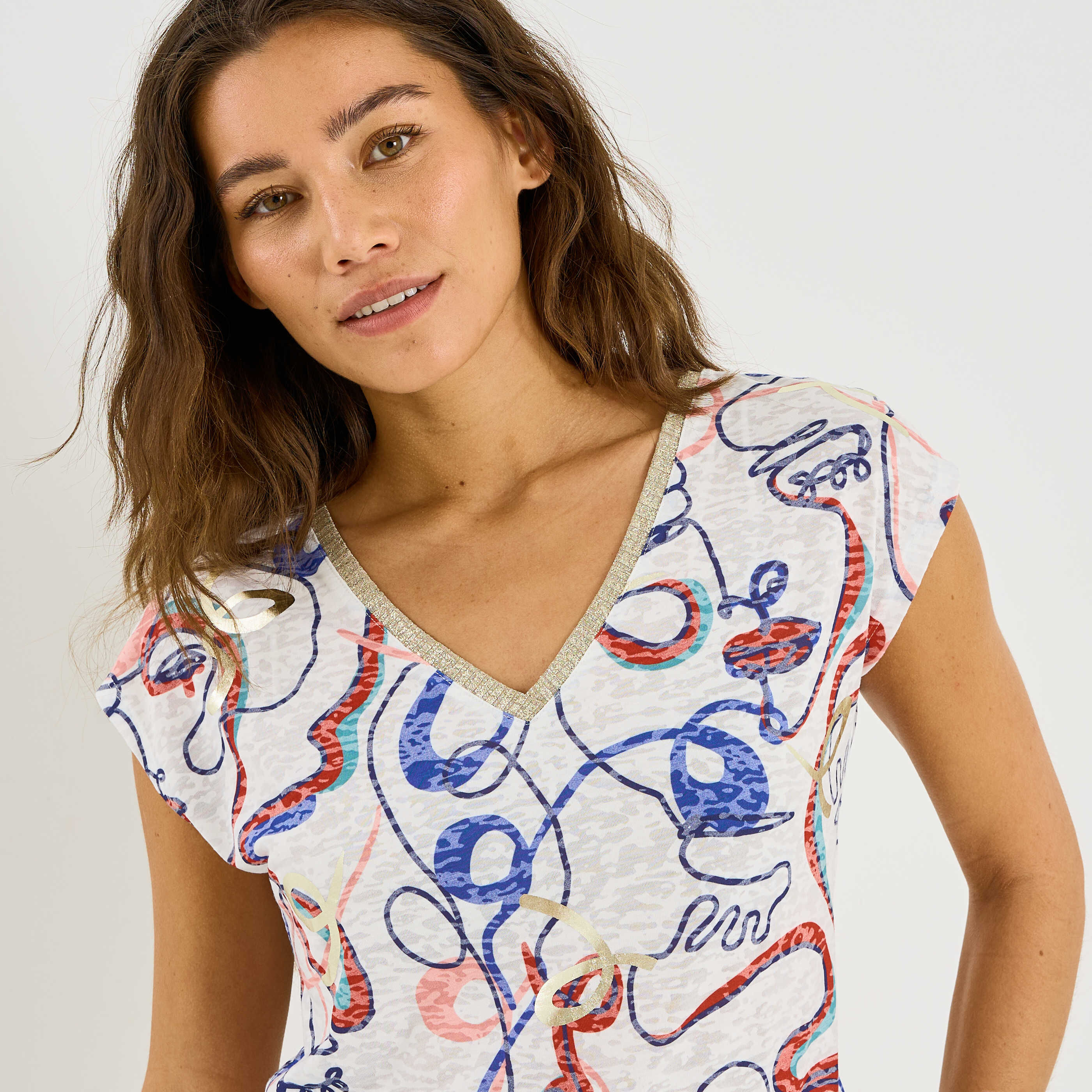 T-shirt imprim&eacute; abstrait col V femme