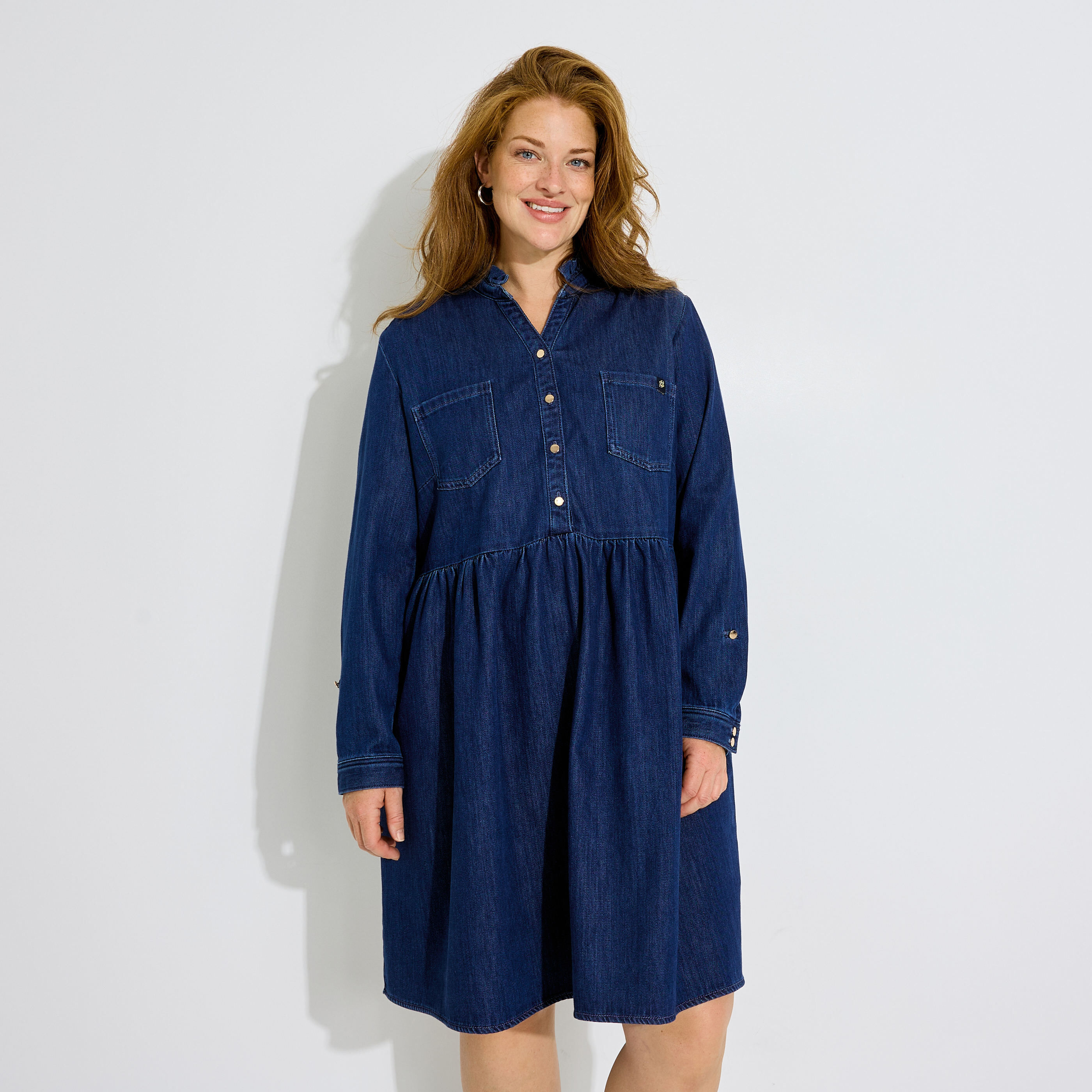 Robe courte fluide &eacute;vas&eacute;e en jean