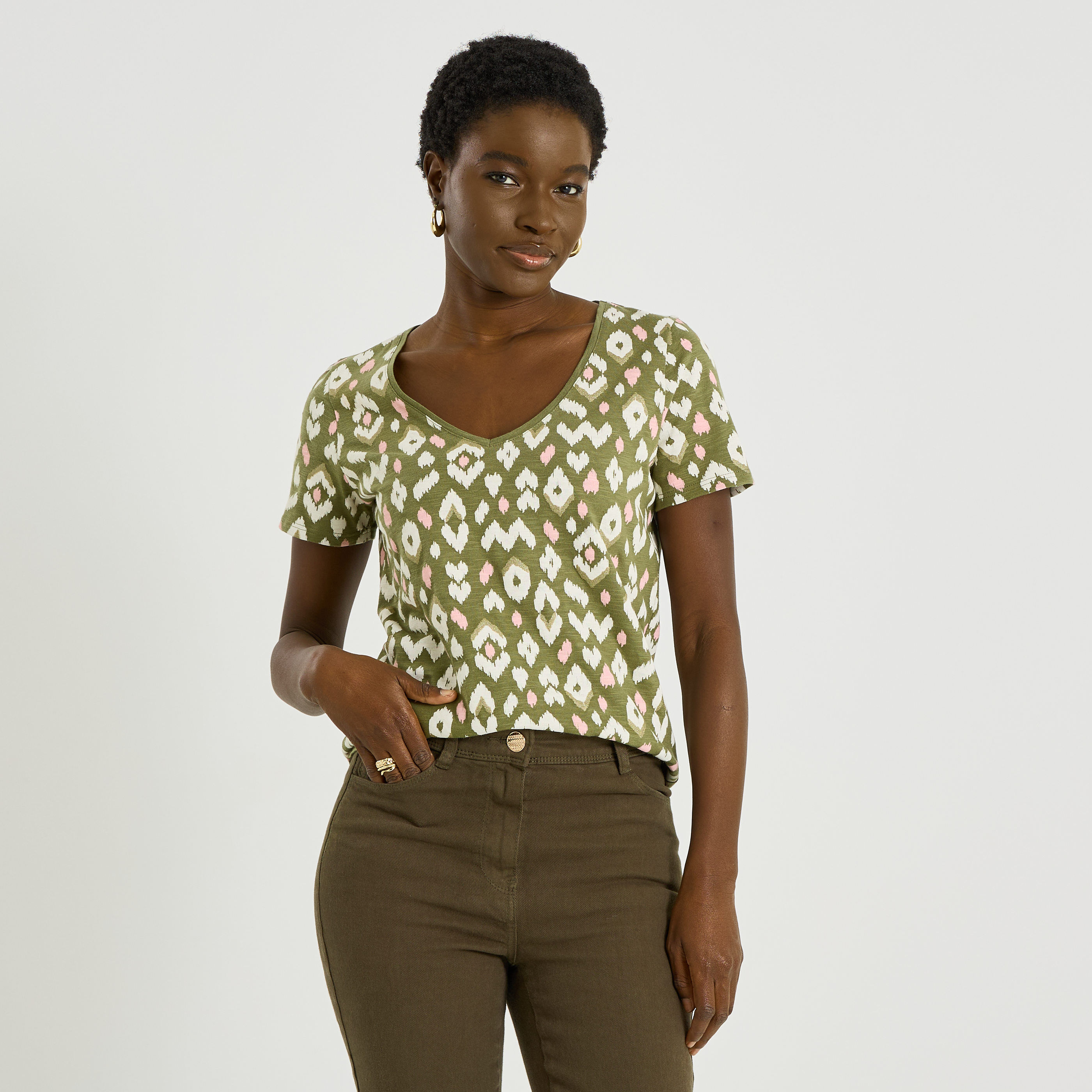 T-shirt col V imprim&eacute; femme