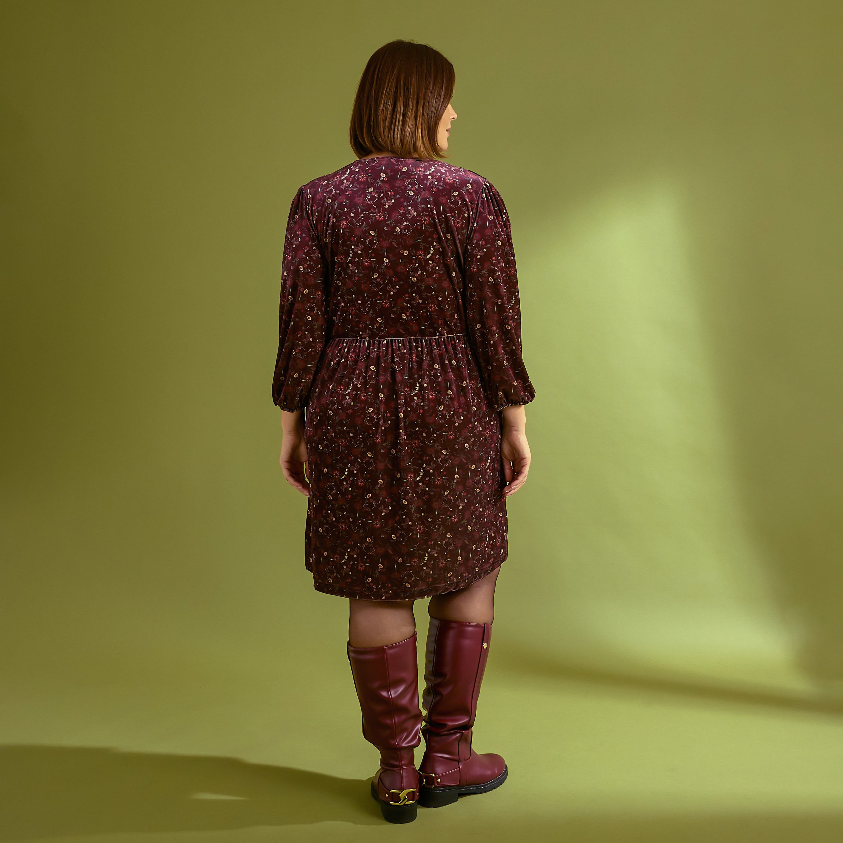 Robe fluide longueur genou &agrave; col V 