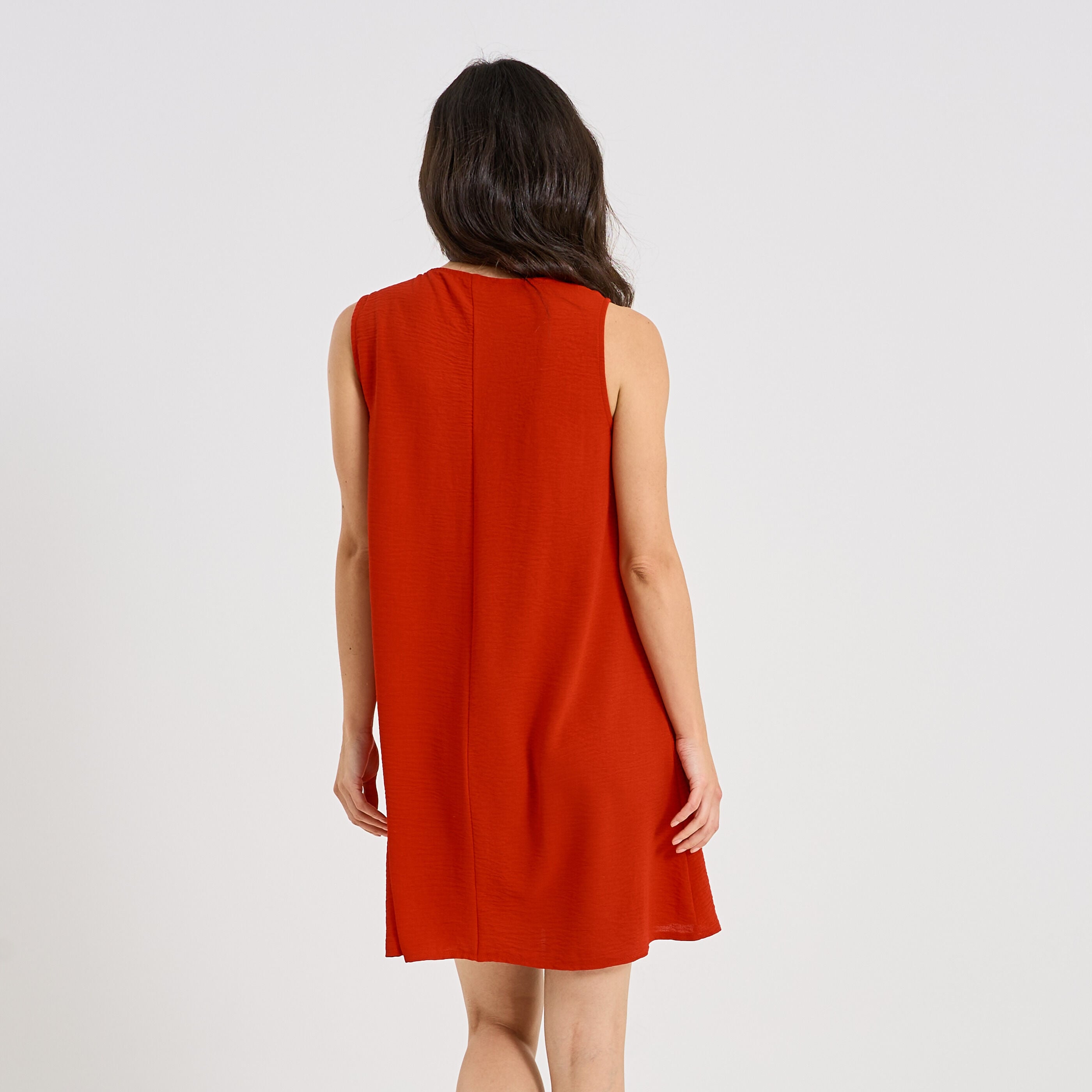 Robe courte fluide d&eacute;tail bijou