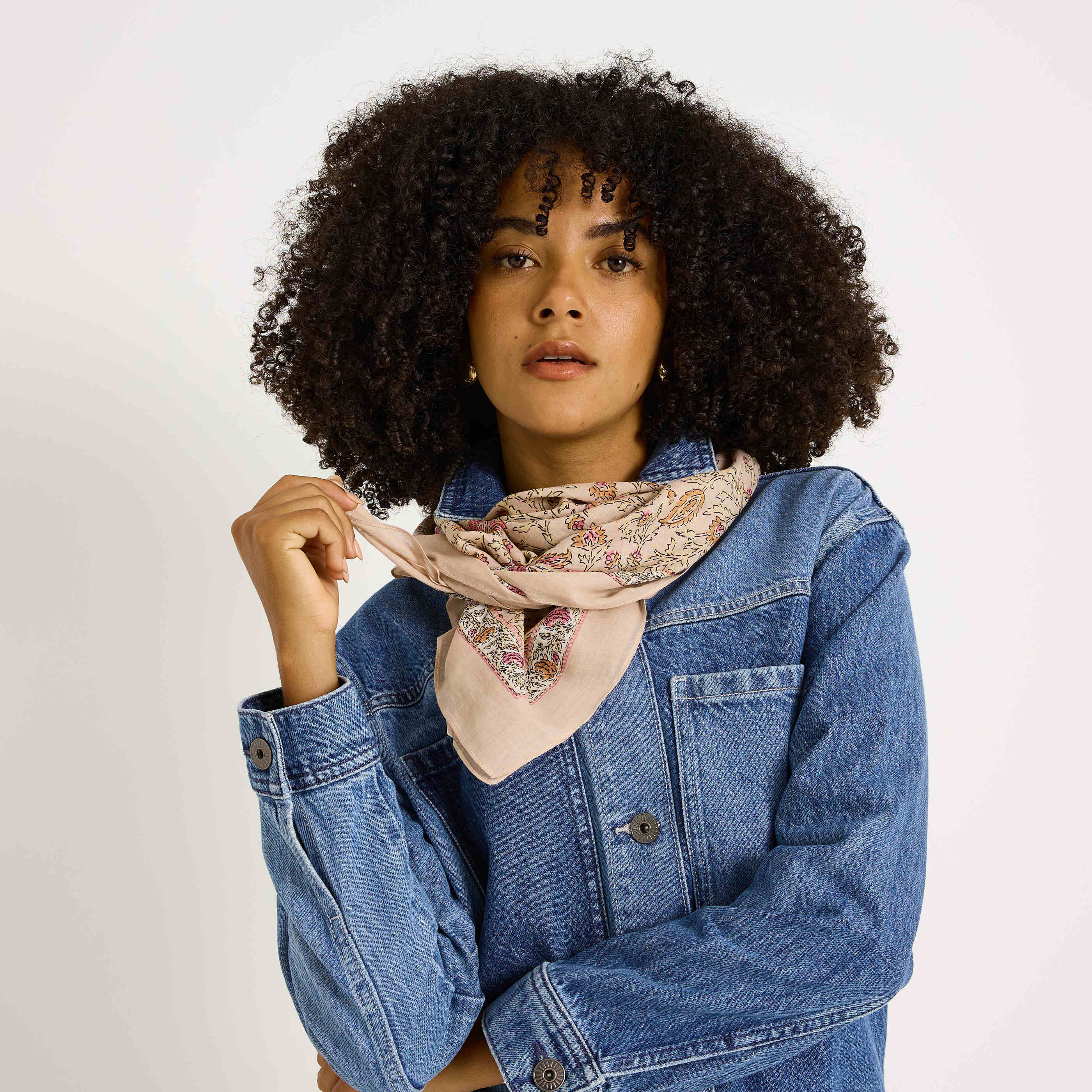 Foulard carr&eacute; imprim&eacute; fleuri femme