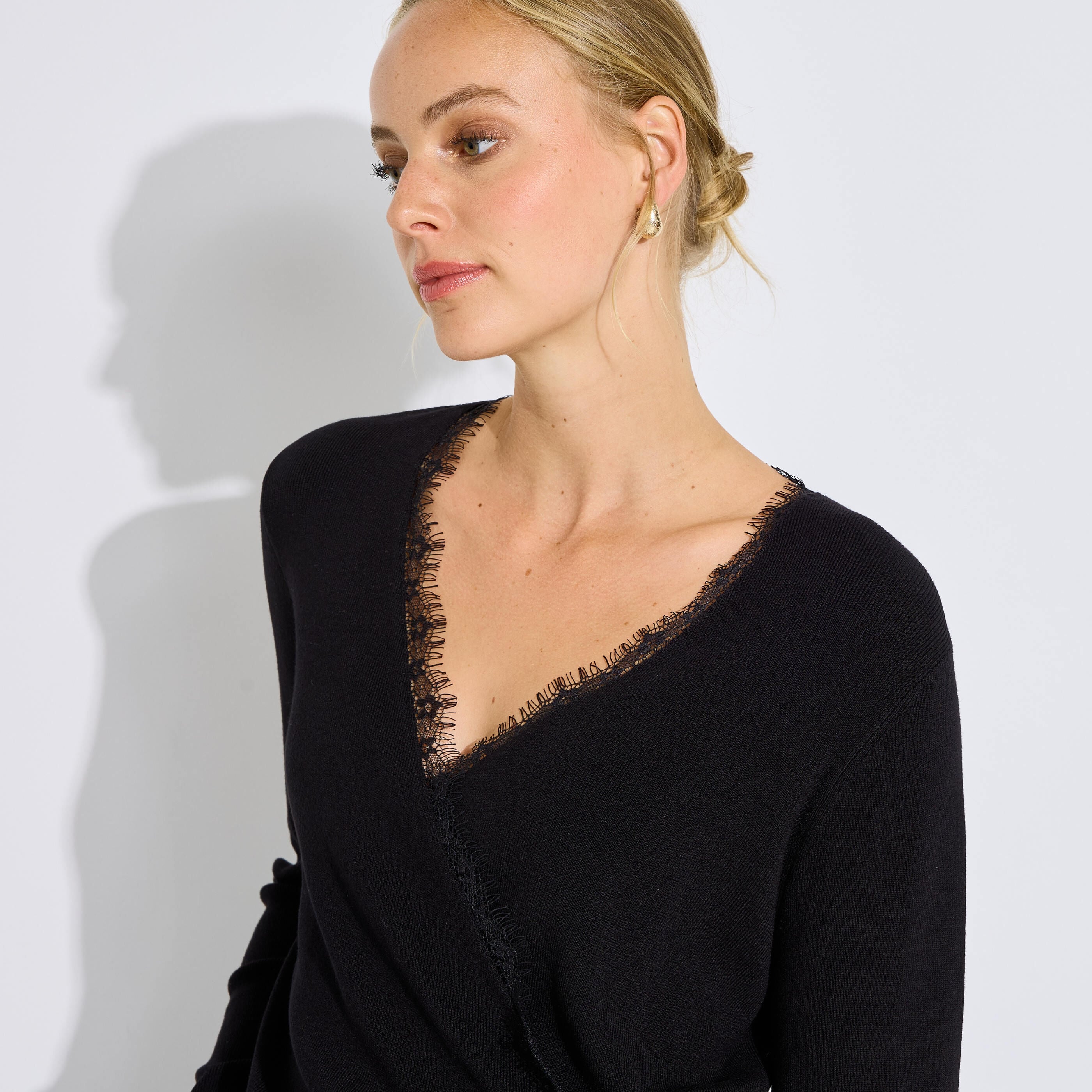 Pull cache-c&oelig;ur ajour&eacute; femme