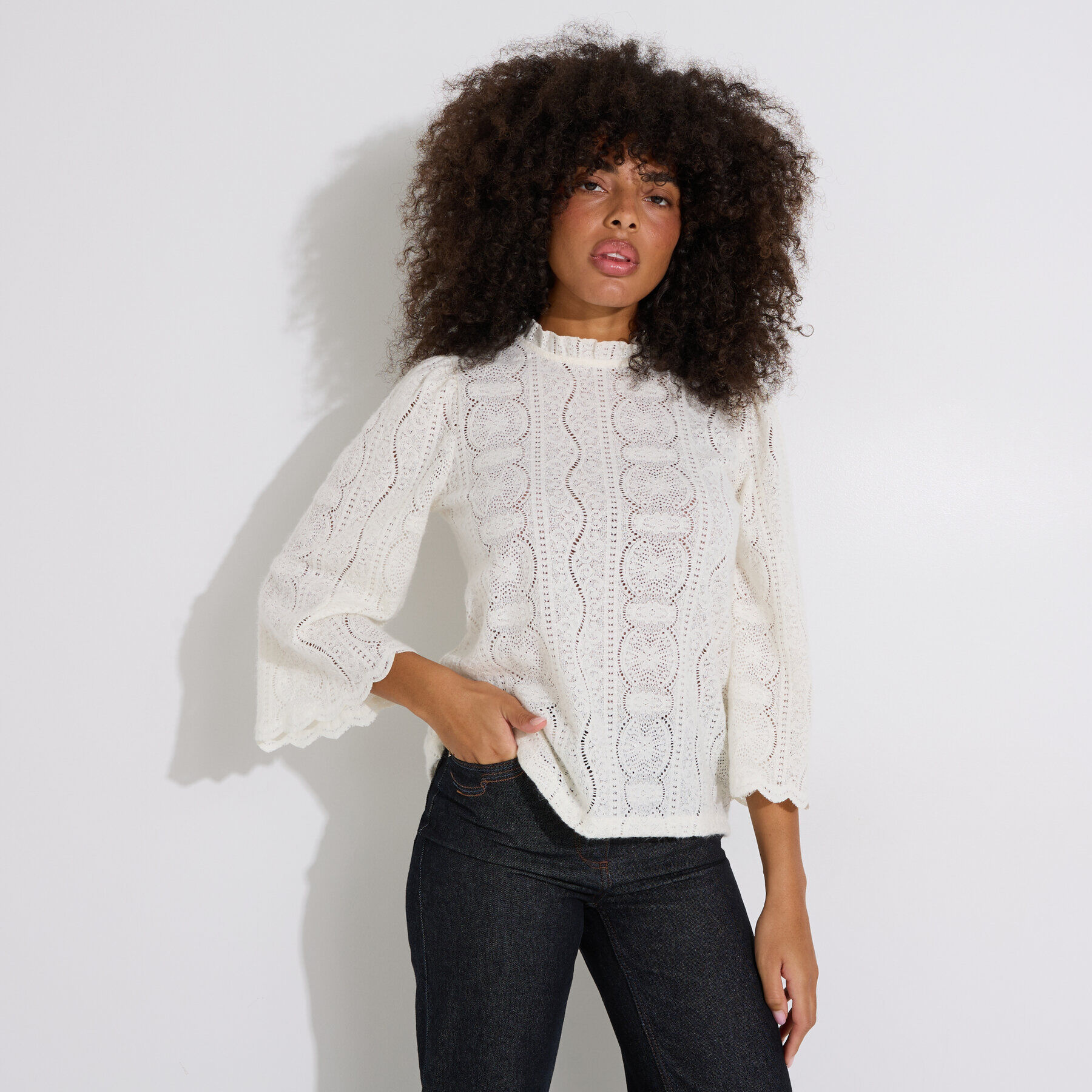 Blouse ajour&eacute;e col montant femme