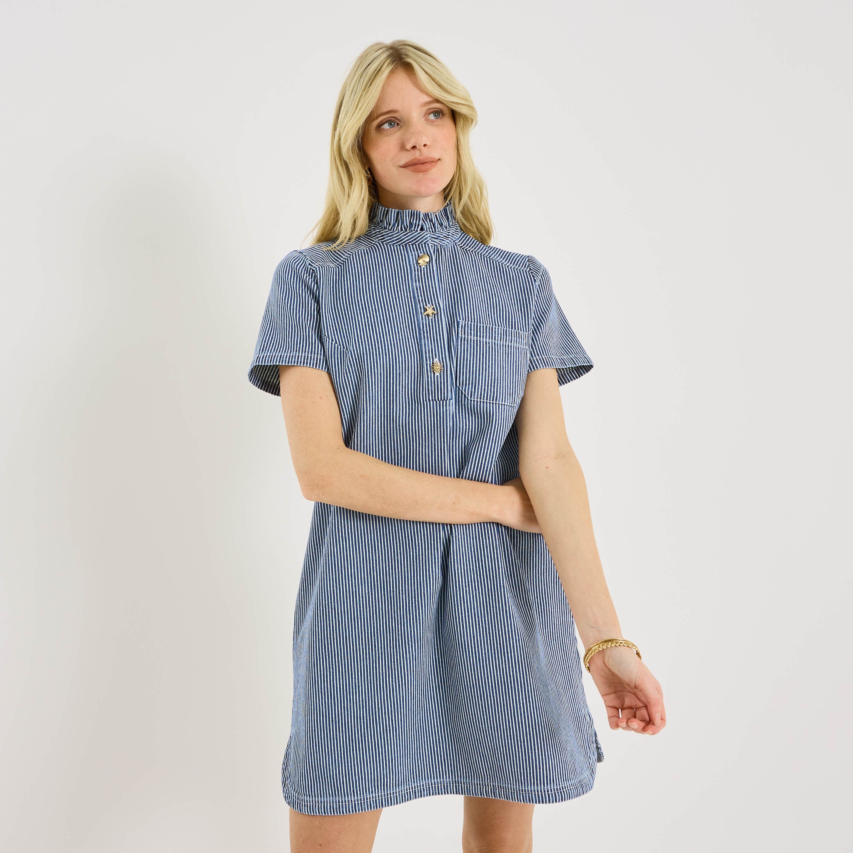 Robe courte &agrave; rayures col montant