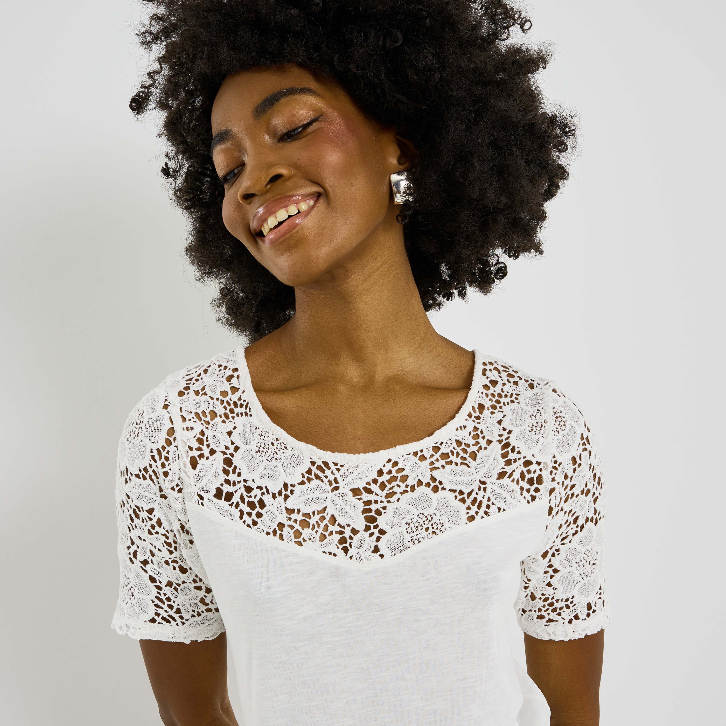 T-shirt d&eacute;tails ajour&eacute;s femme