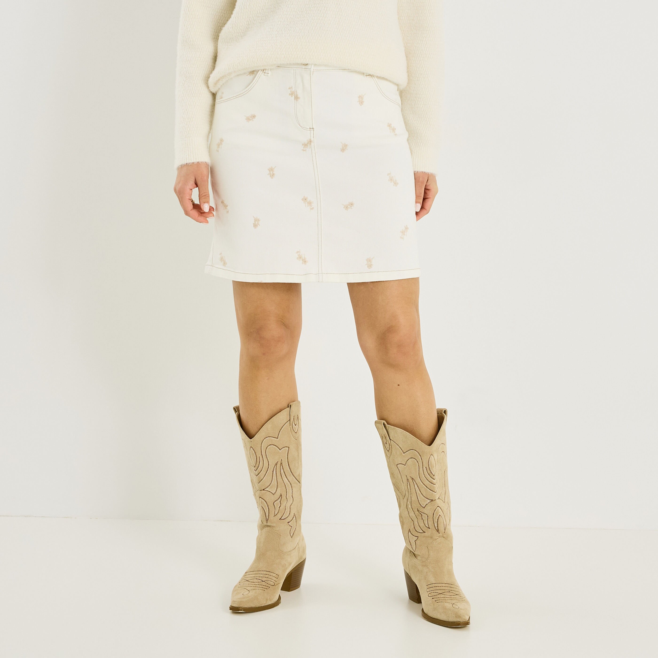 Jupe droite brod&eacute;e en denim