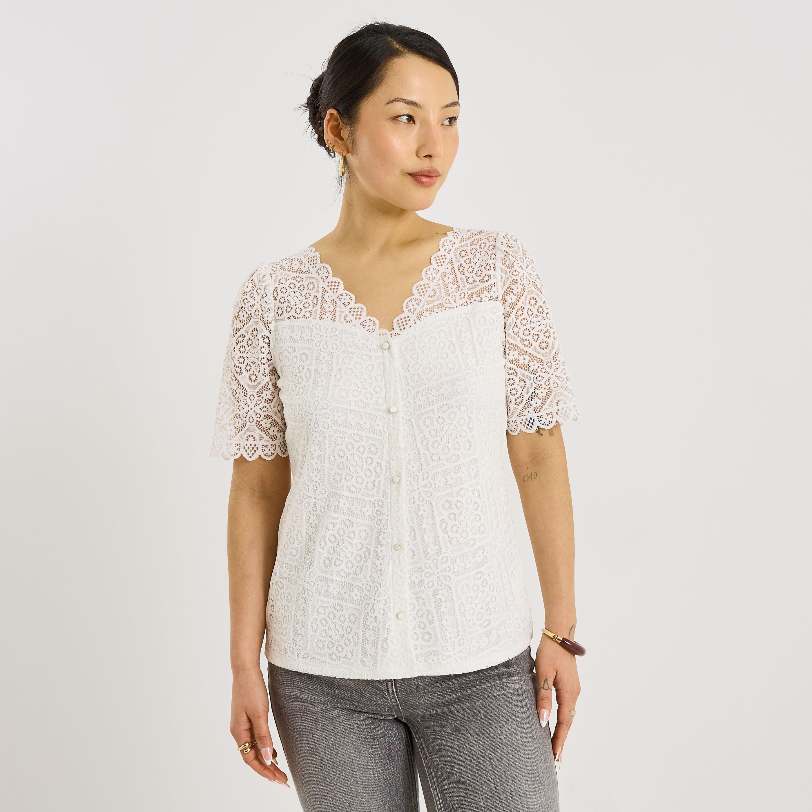 Blouse ajour&eacute;e col V femme