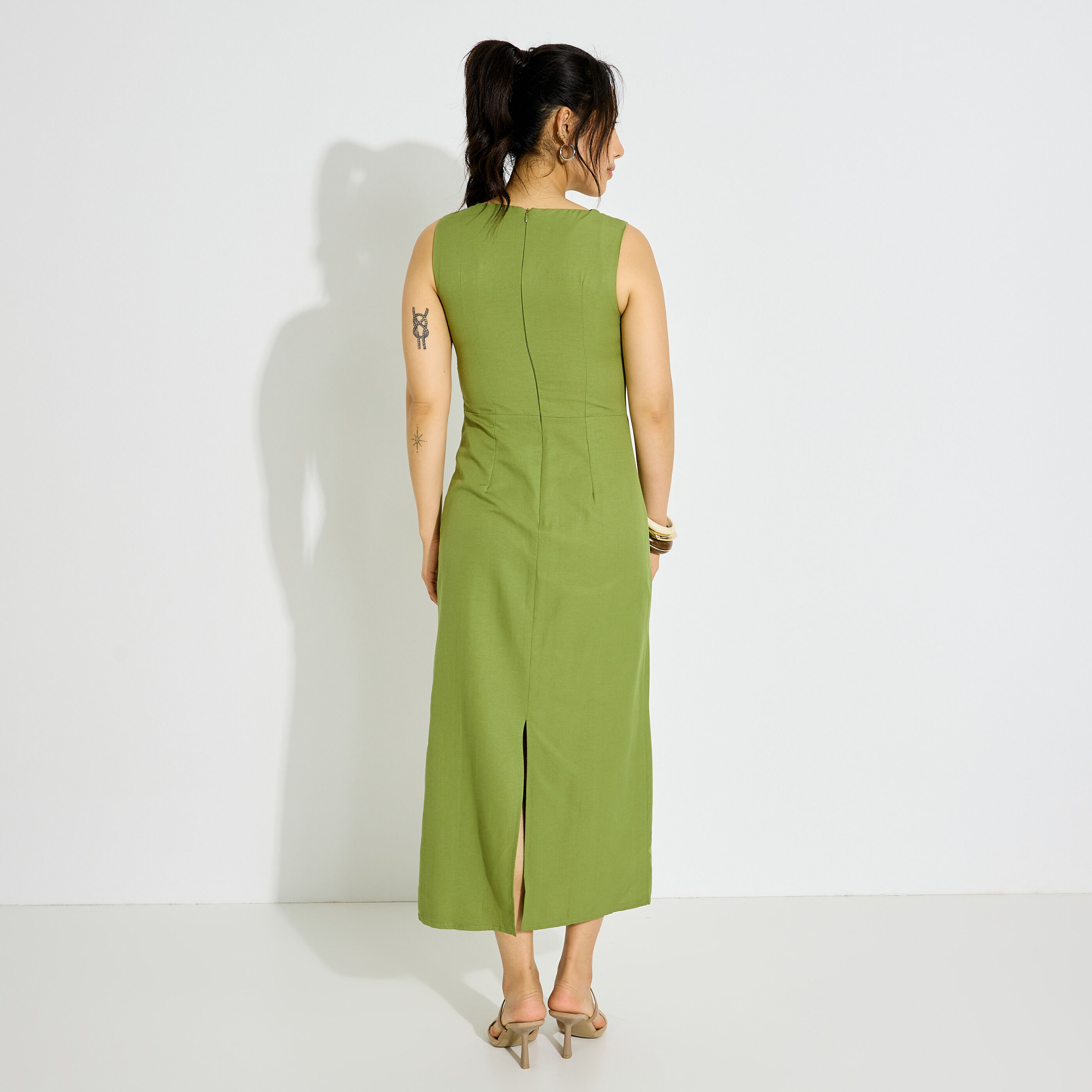 Robe longue sans manches avec fente