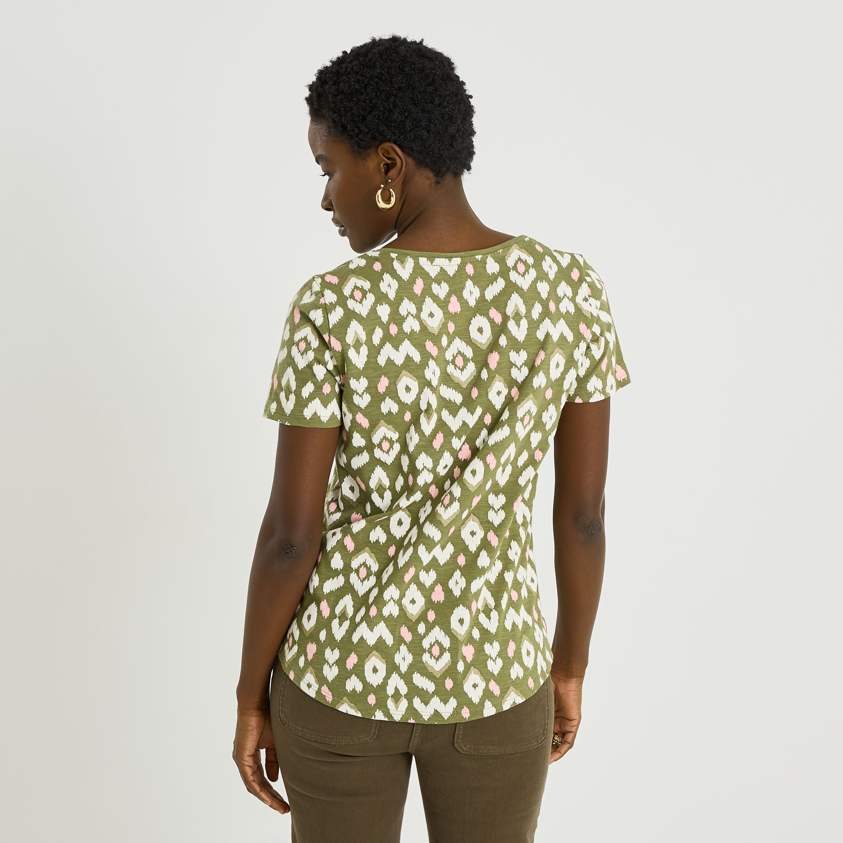 T-shirt col V imprim&eacute; femme