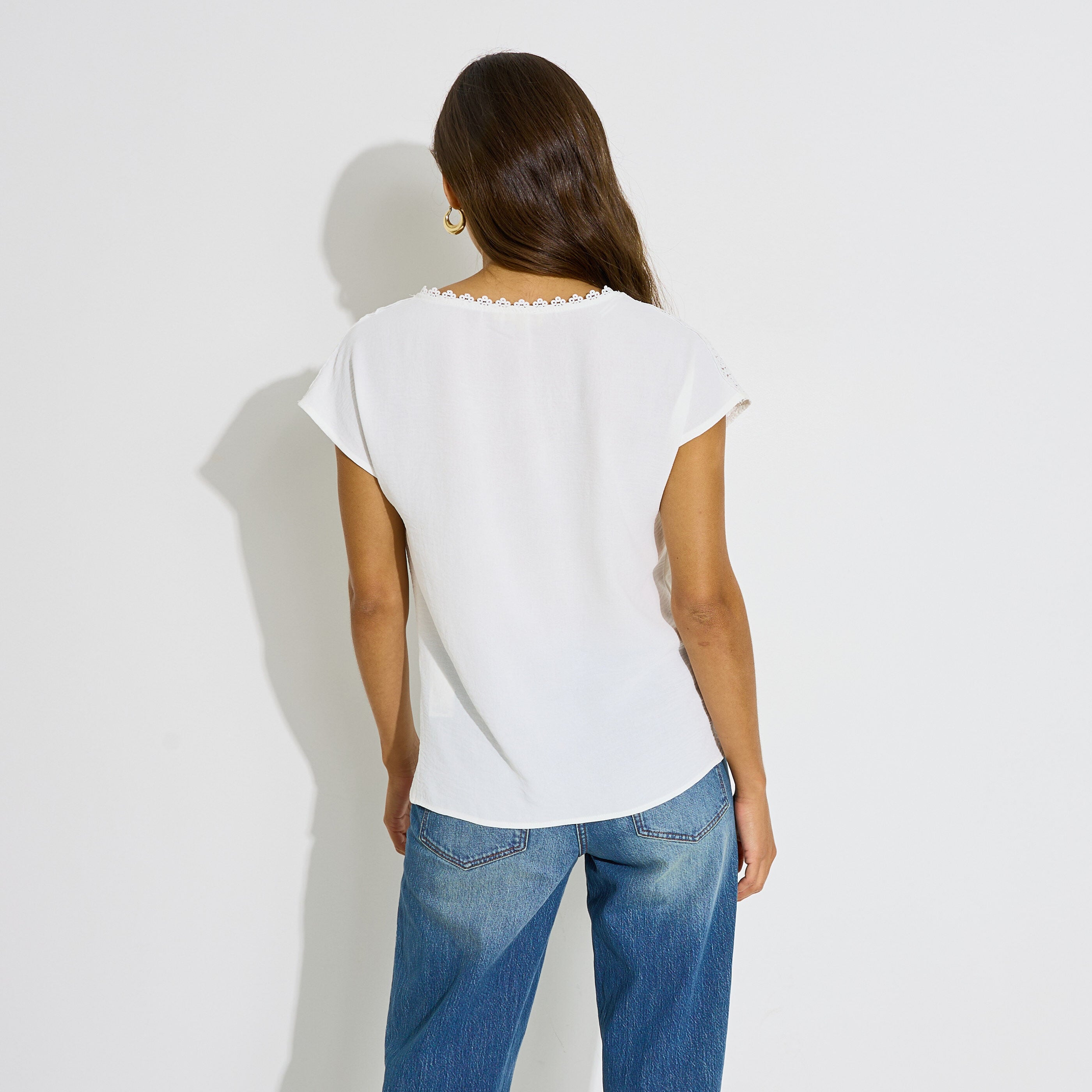 Blouse col V d&eacute;tails ajour&eacute;s femme