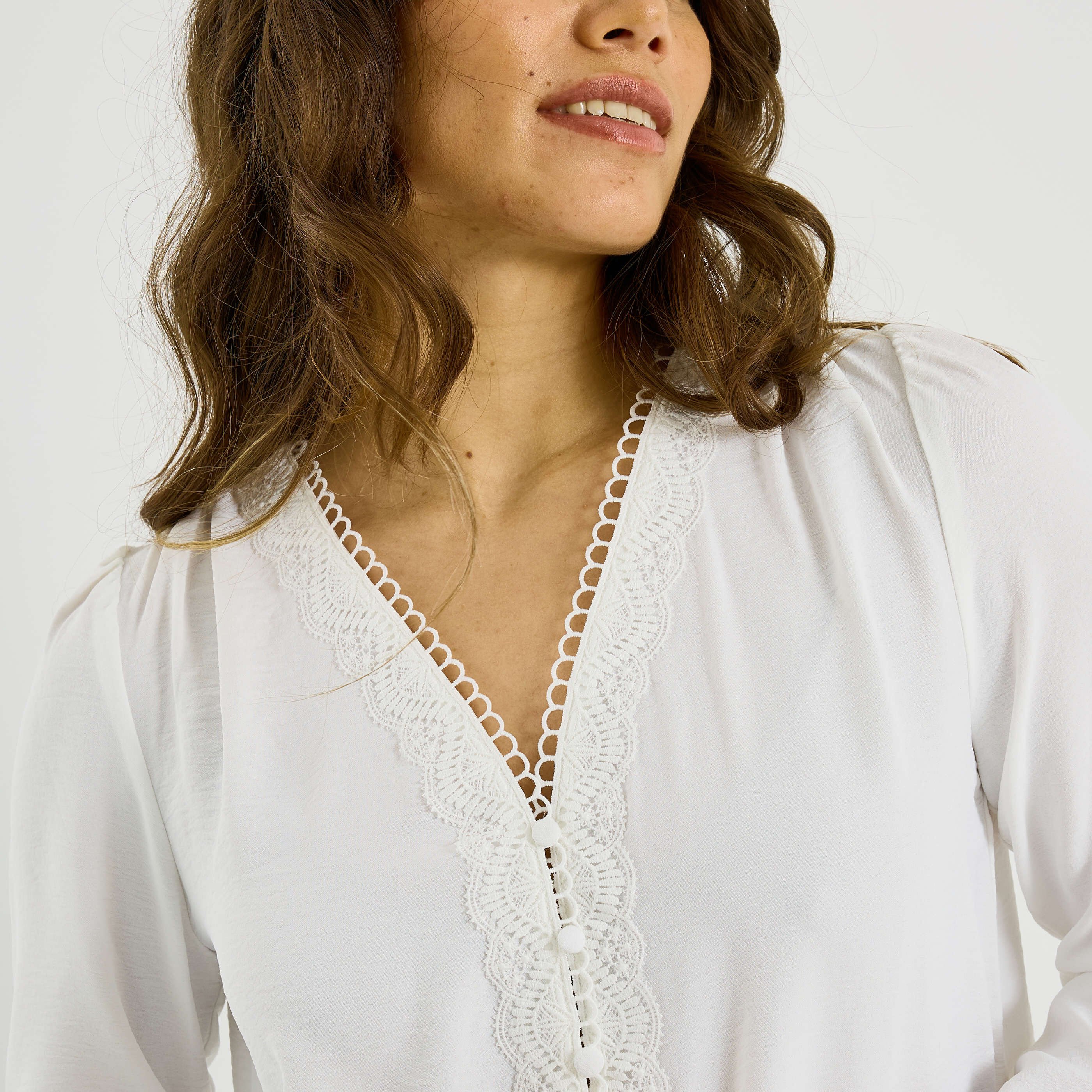 Blouse unie &agrave; d&eacute;tails ajour&eacute;s femme