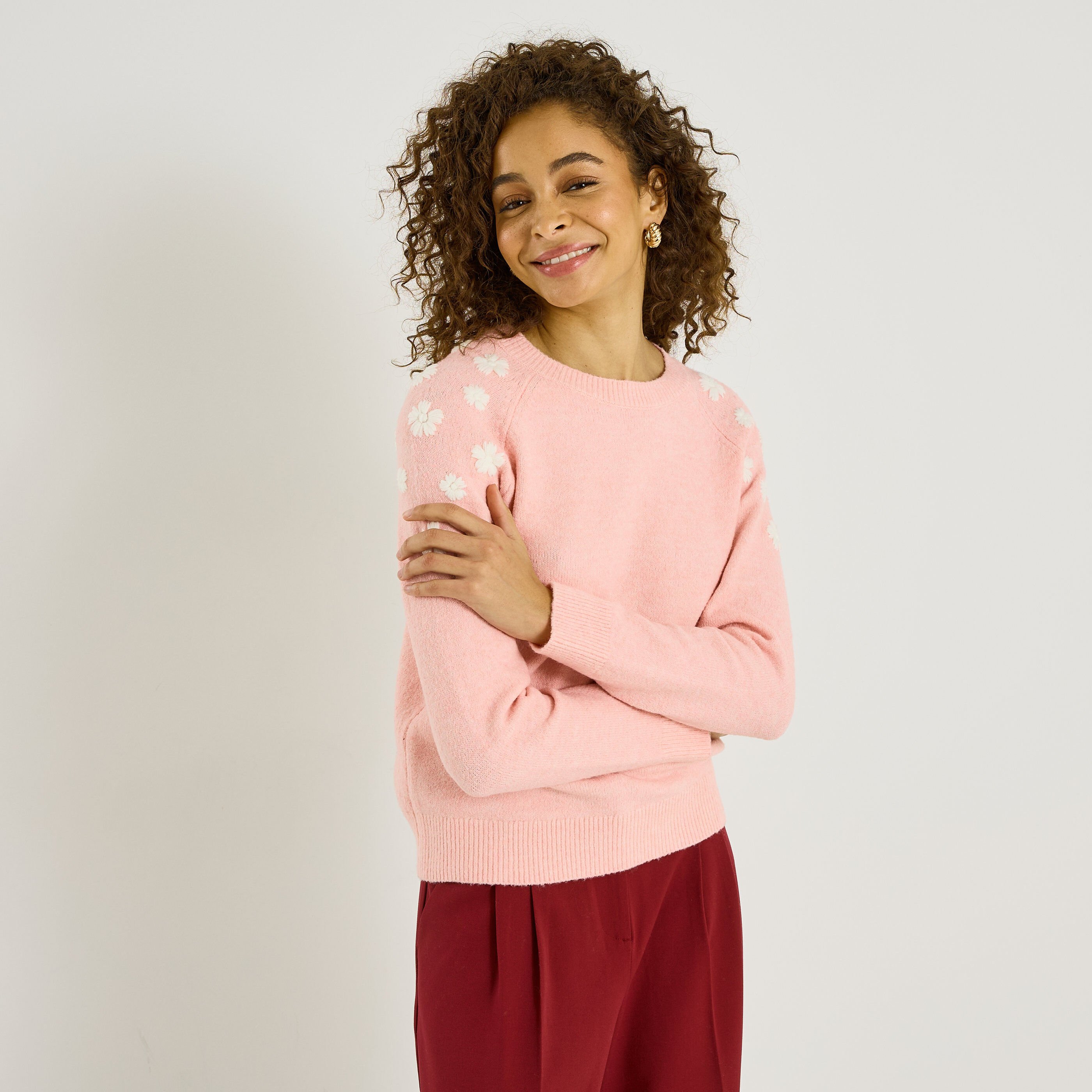 Pull col rond fleurs brod&eacute;es femme