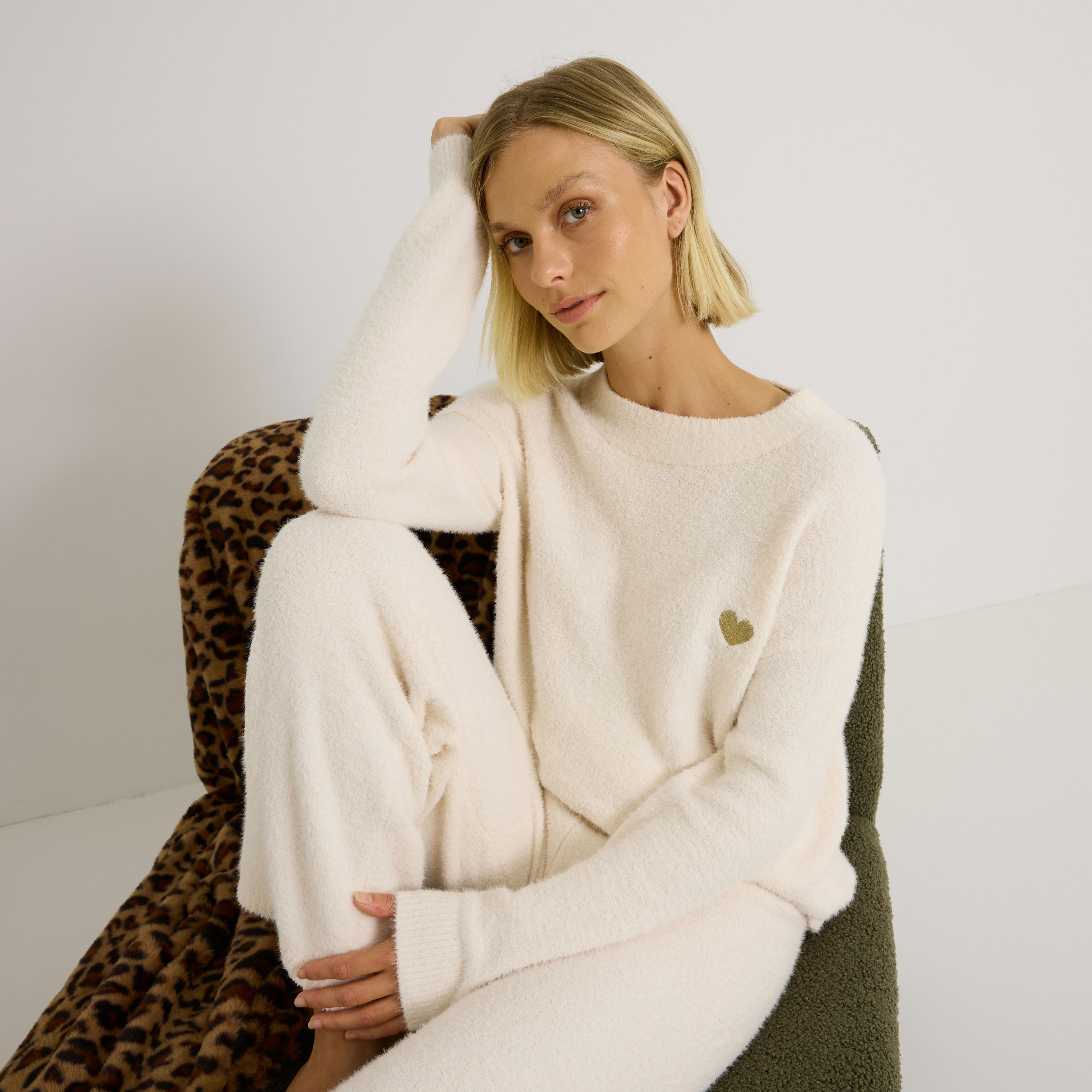 Pull fluffy c&oelig;ur brod&eacute; femme