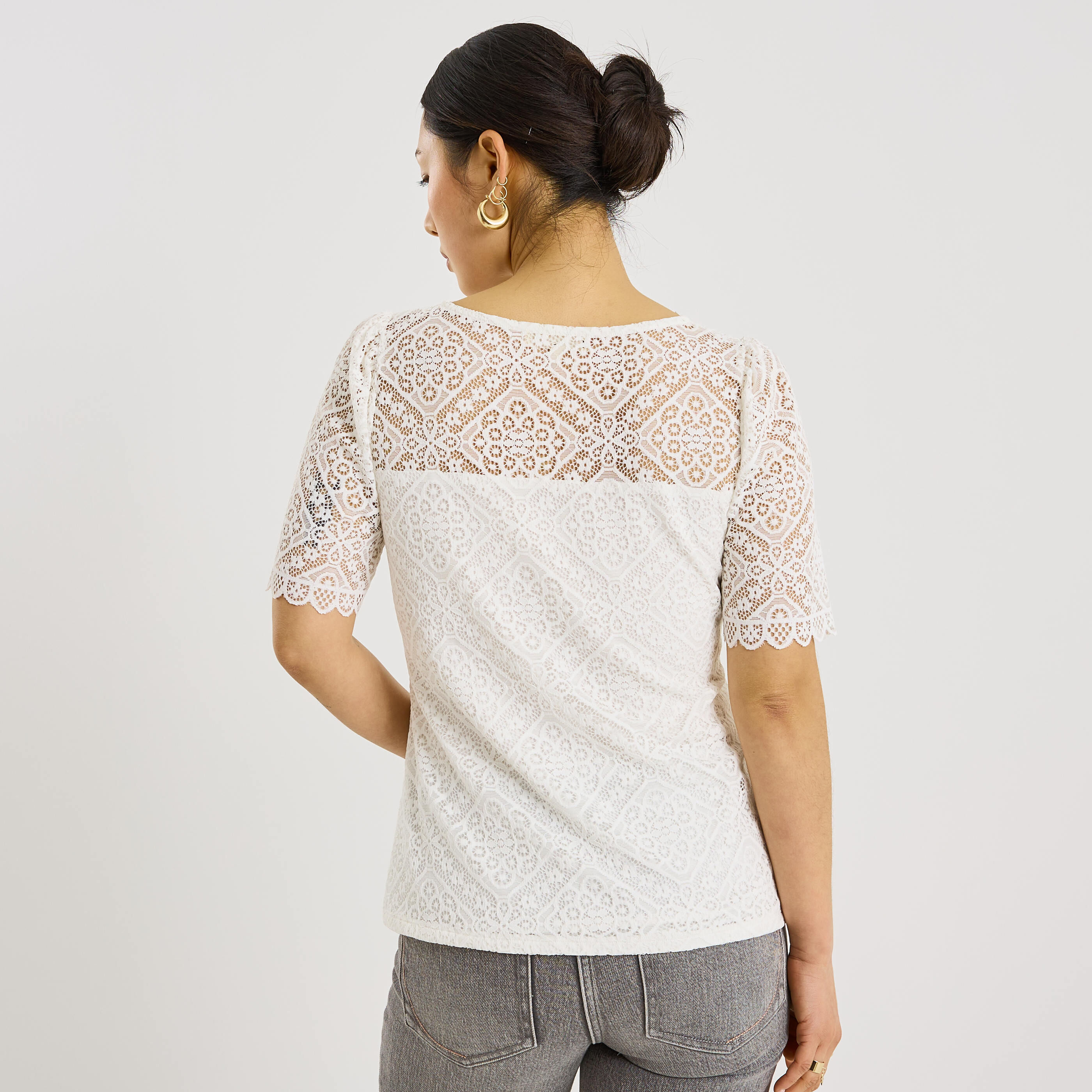 Blouse ajour&eacute;e col V femme