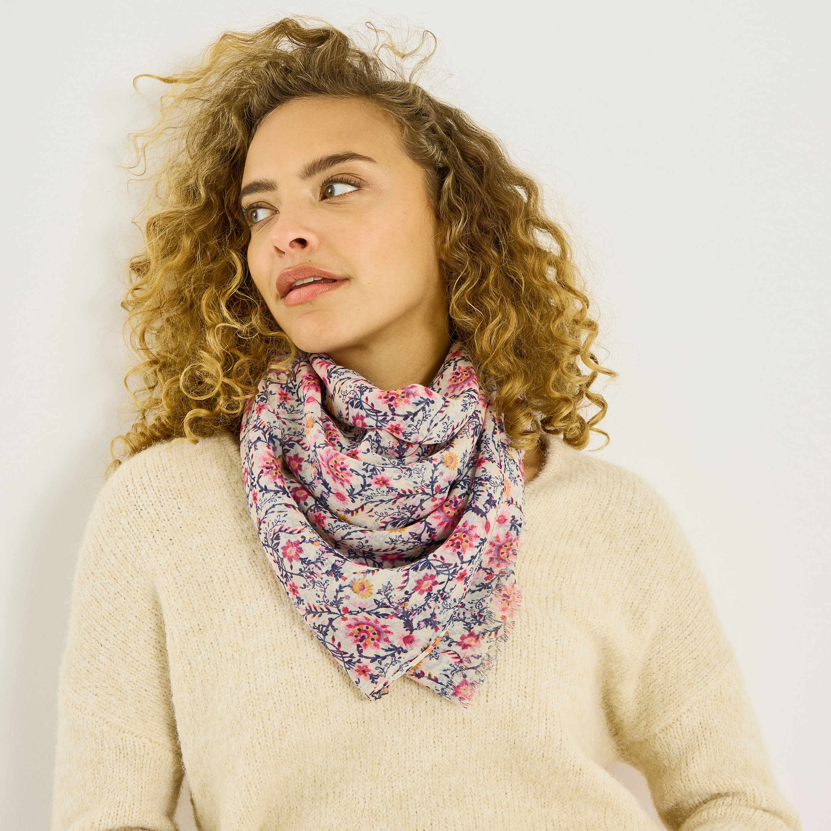 Etole longue motif fleuri femme