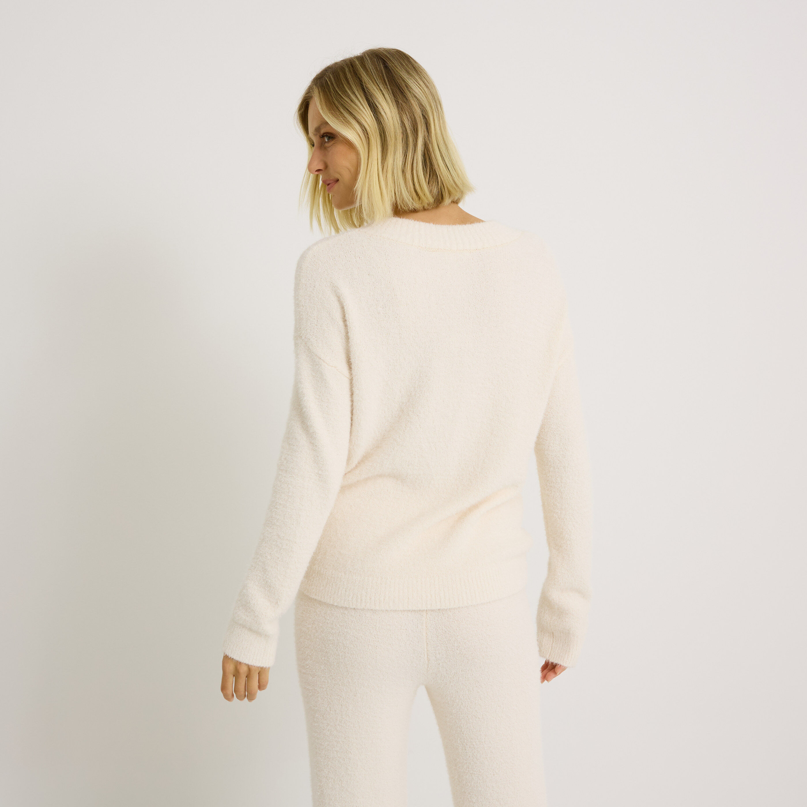 Pull fluffy c&oelig;ur brod&eacute; femme