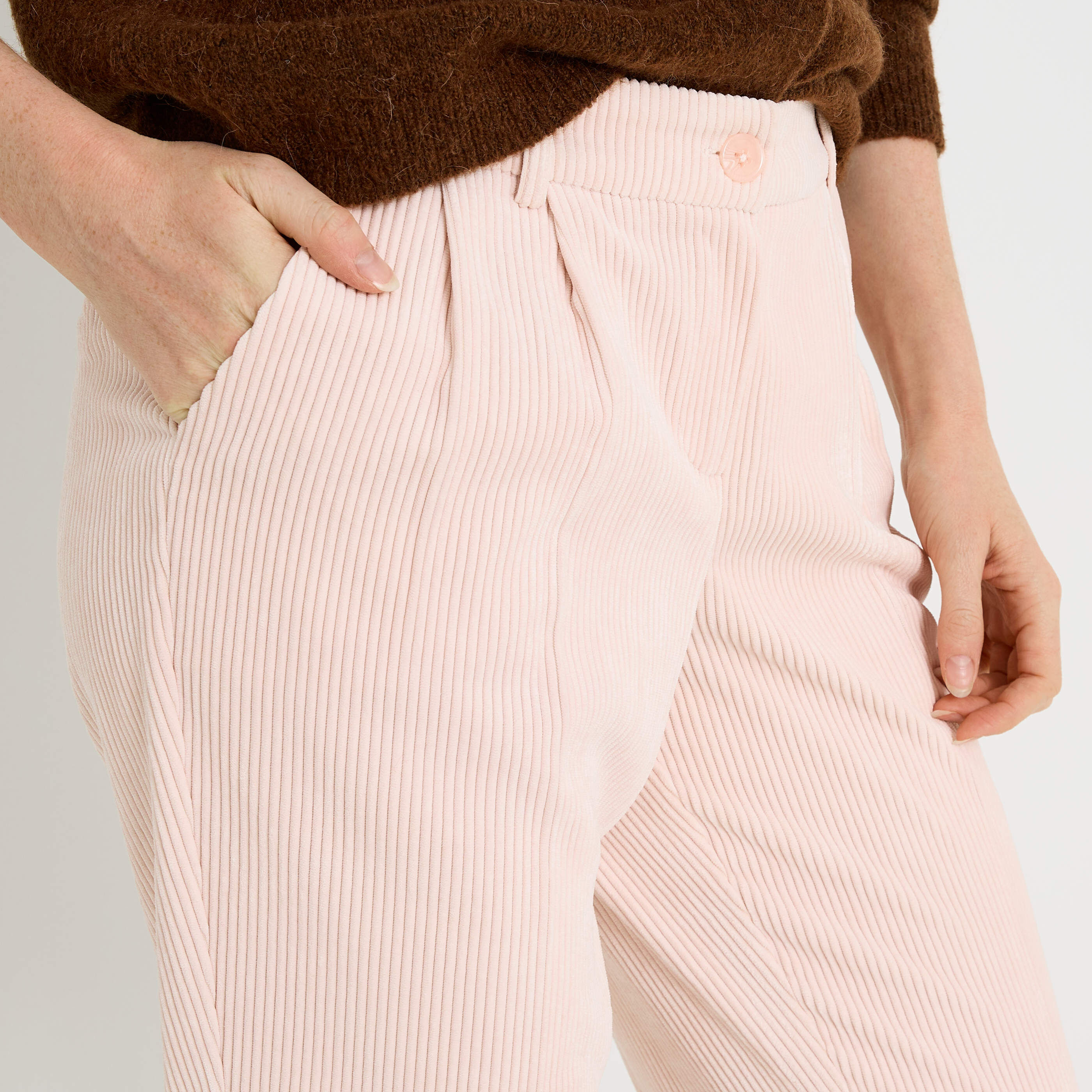 Pantalon en velours c&ocirc;tel&eacute; femme