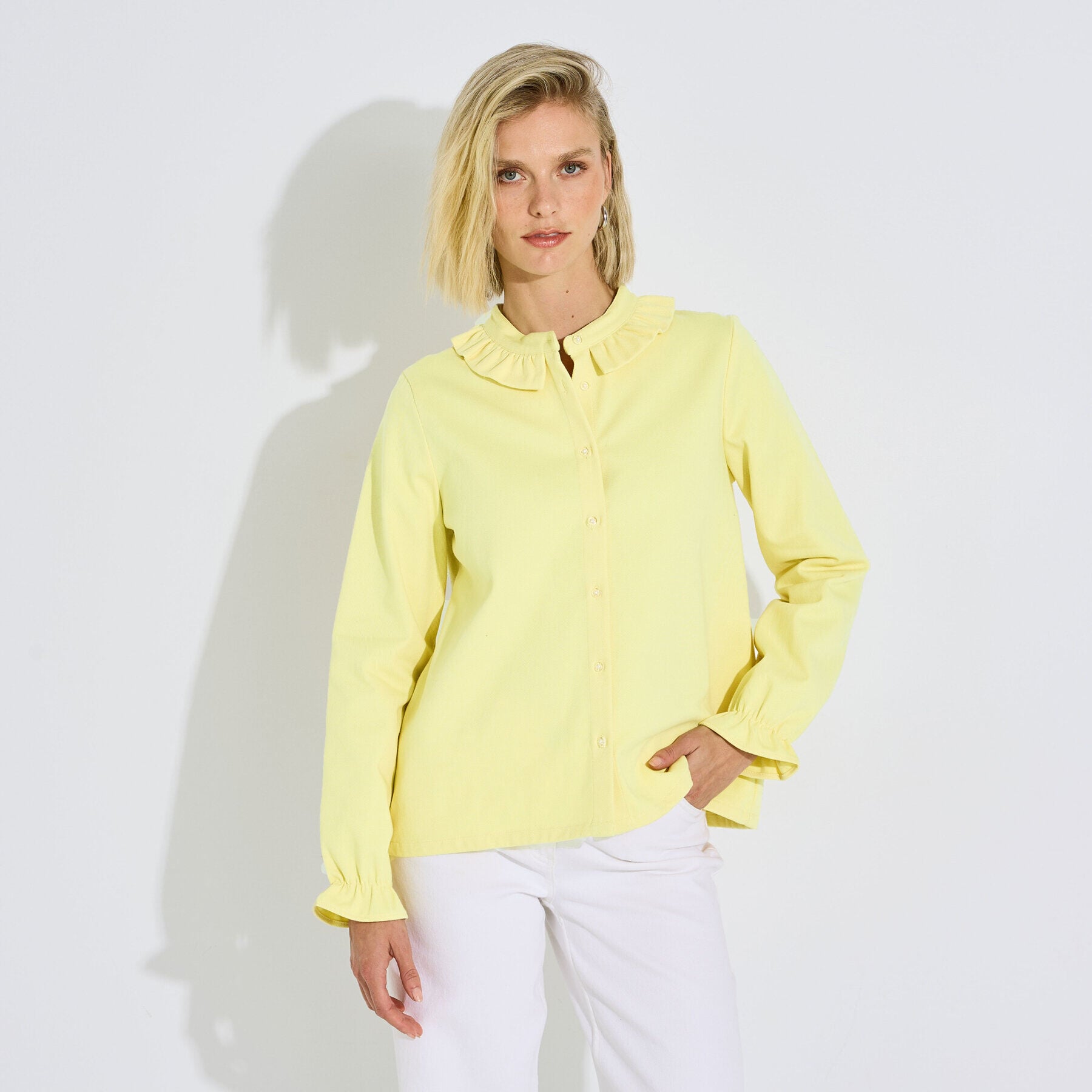 Chemise unie col froufrou femme