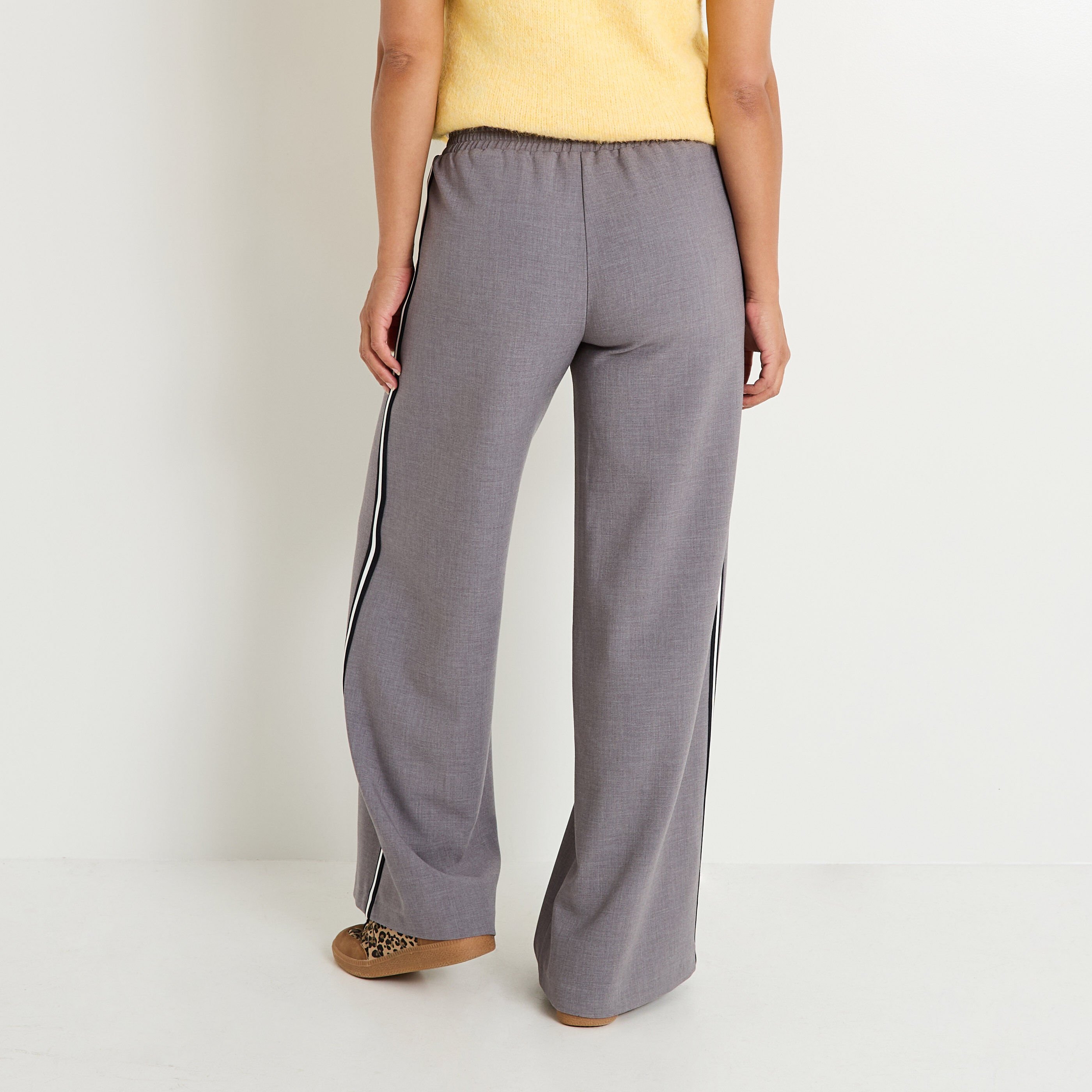 Pantalon avec bandes sur le c&ocirc;t&eacute; femme