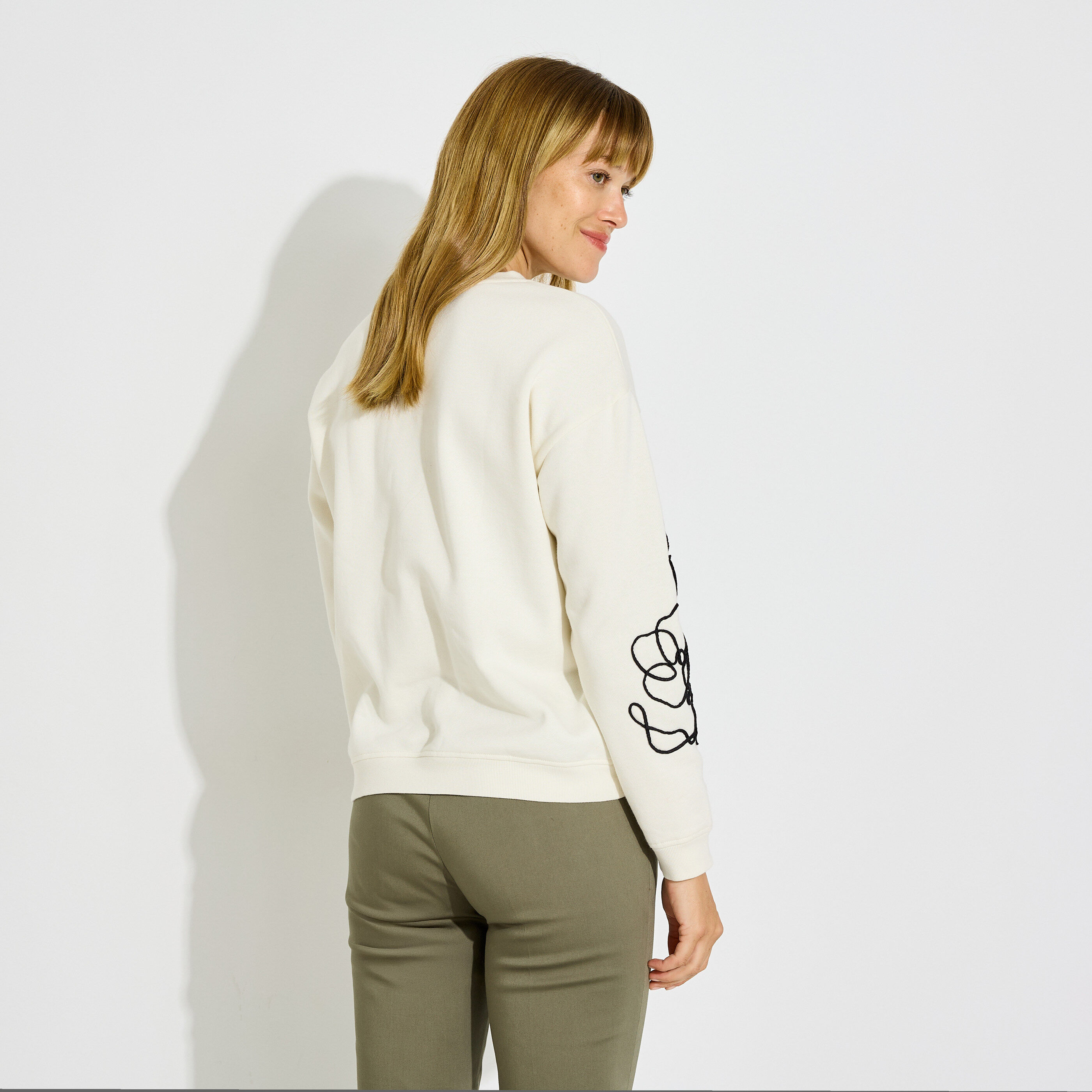 Sweat brod&eacute; motifs fleurs femme