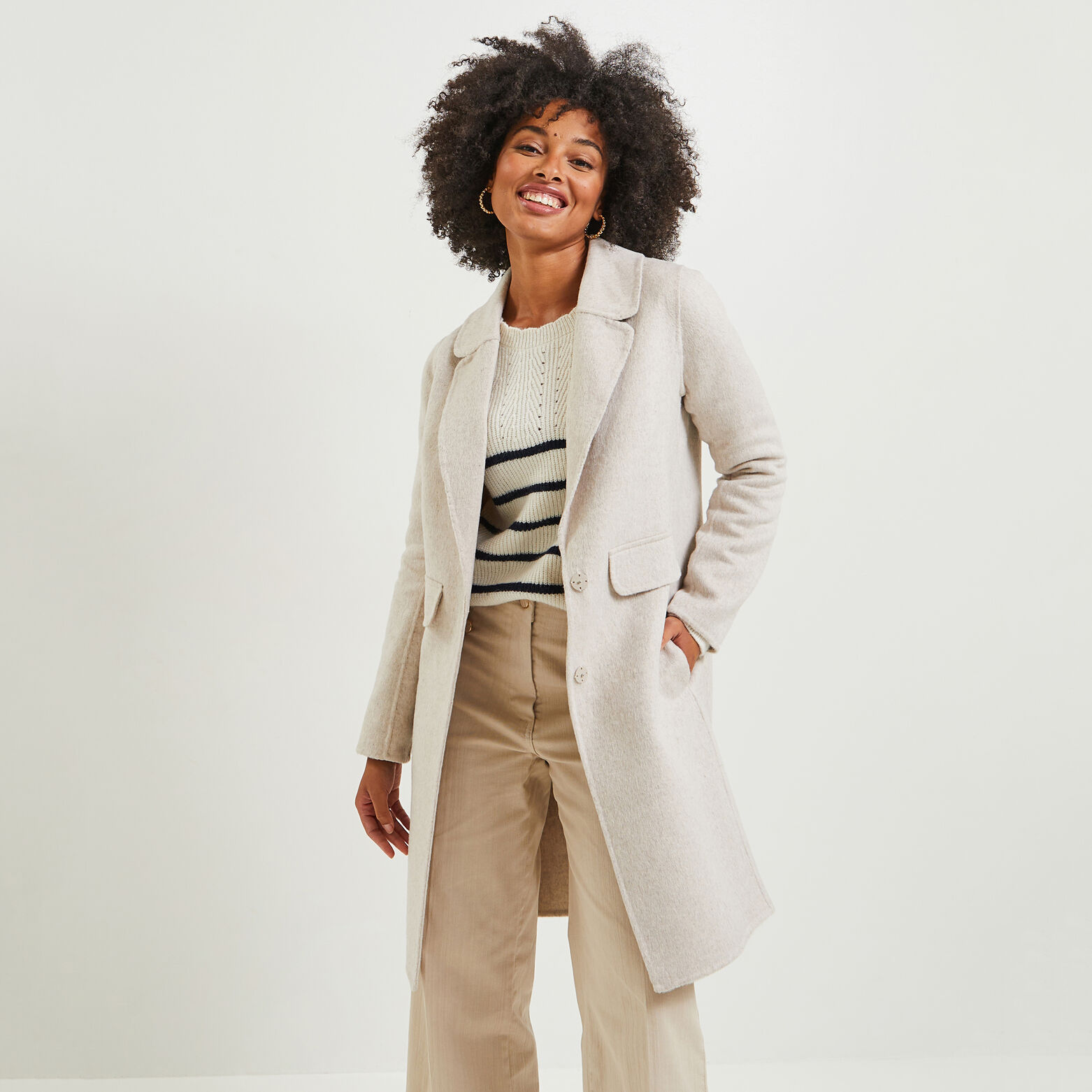 Manteau par-dessus femme