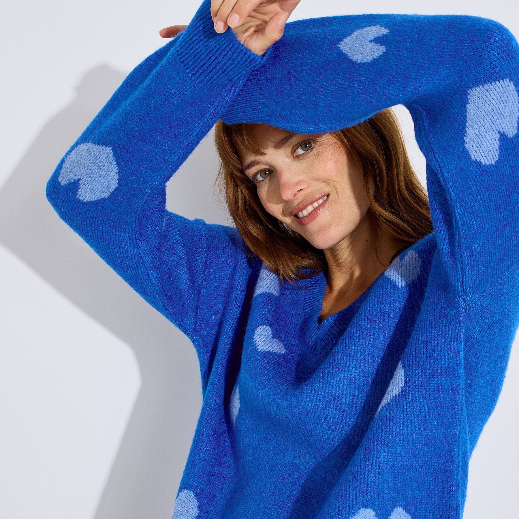 Pull col V &agrave; motif coeurs femme