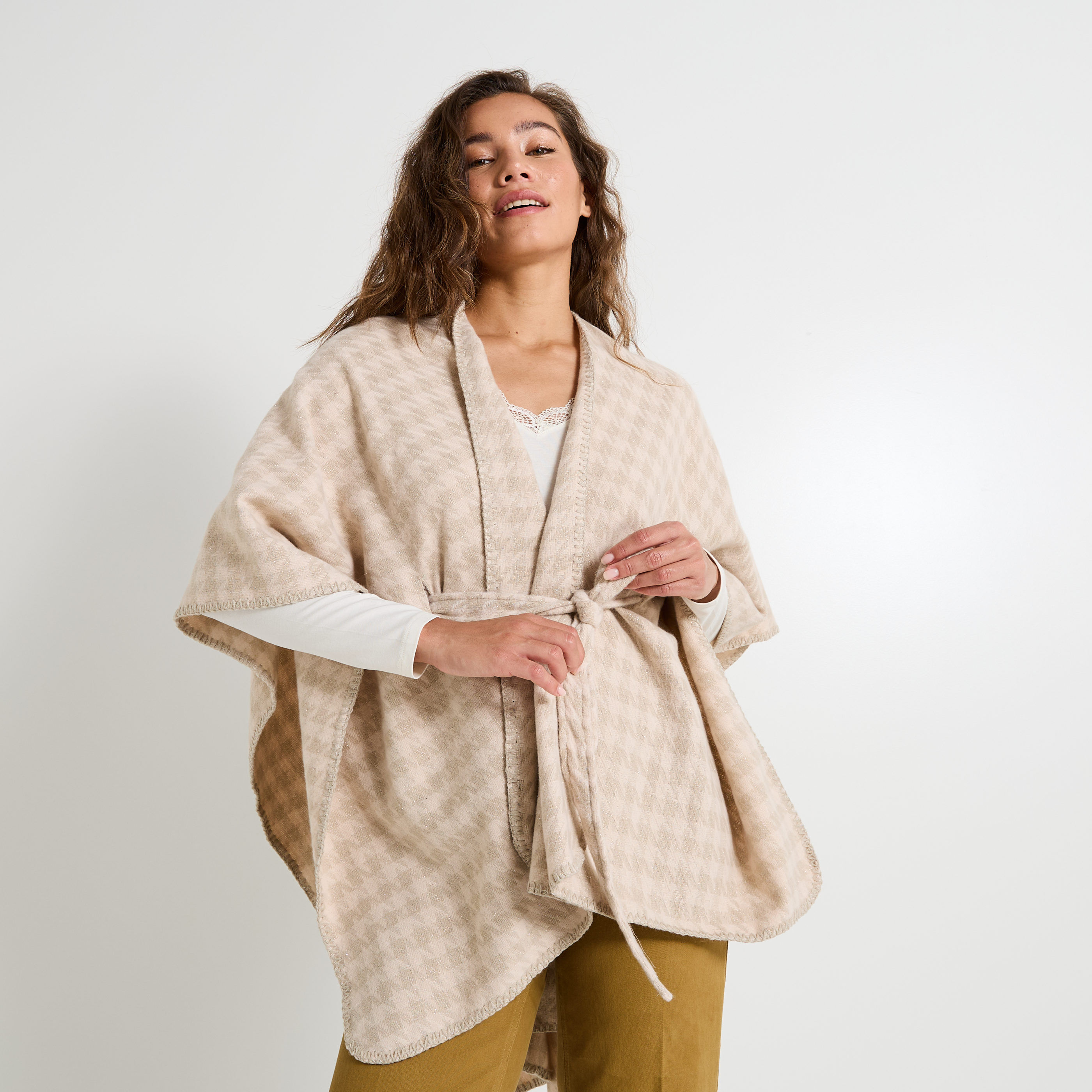 Poncho ceintur&eacute; ouvert &agrave; l'avant femme