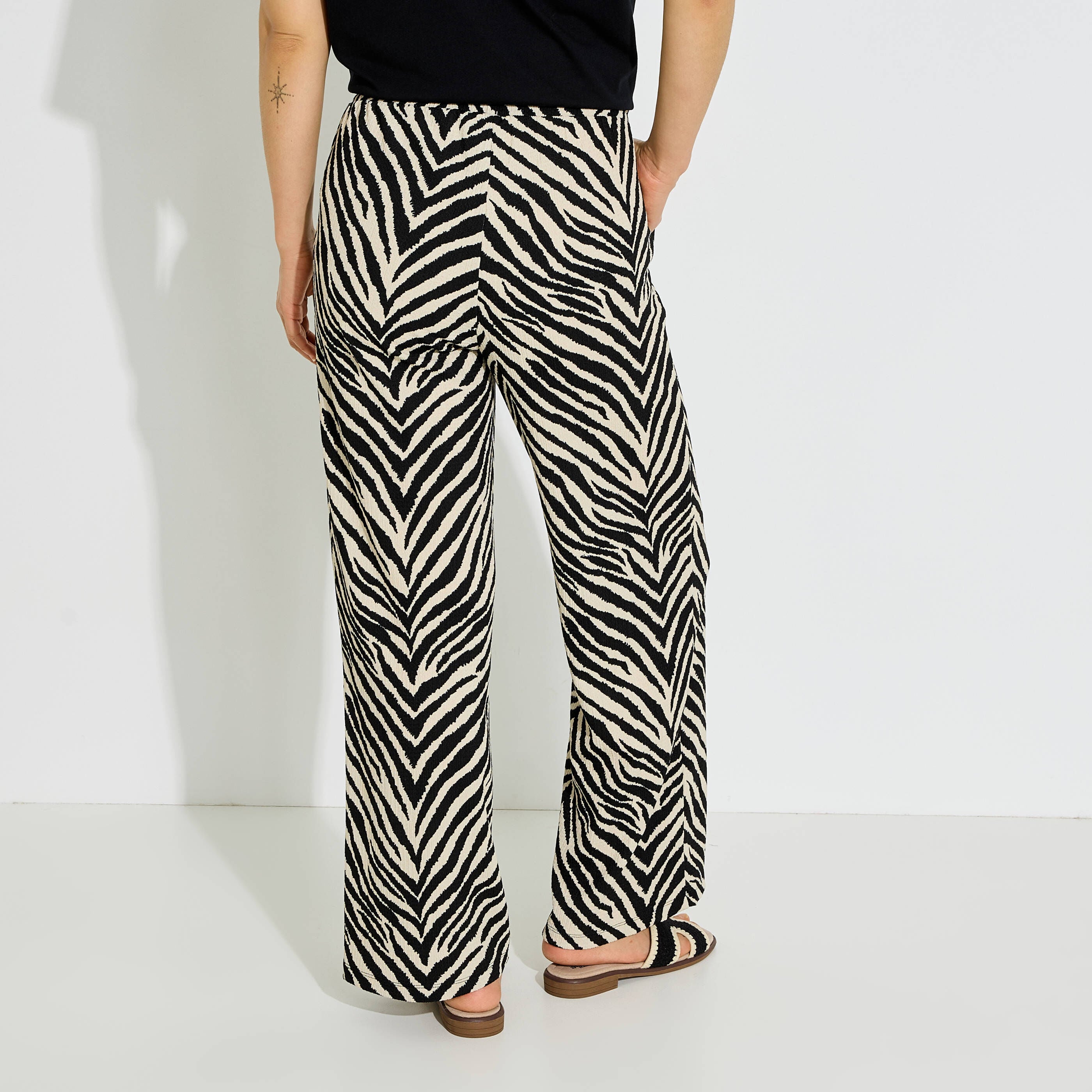 Pantalon fluide imprim&eacute; z&eacute;br&eacute; femme