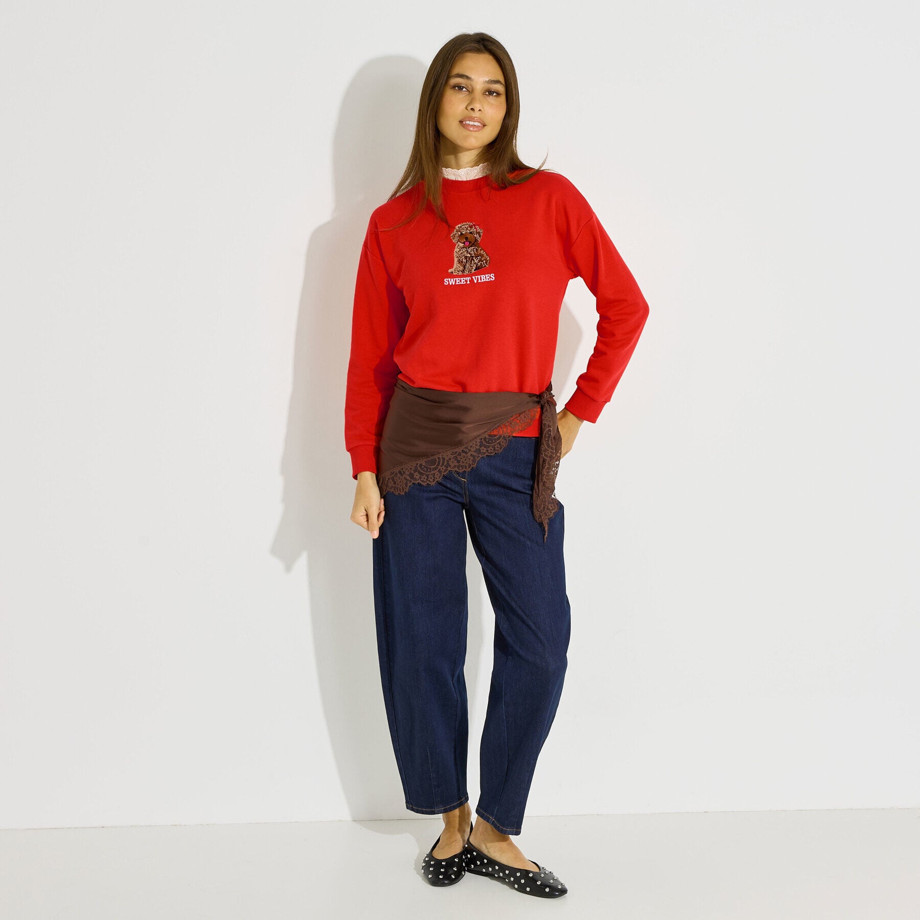 Sweat broderie chien col ajour&eacute; femme