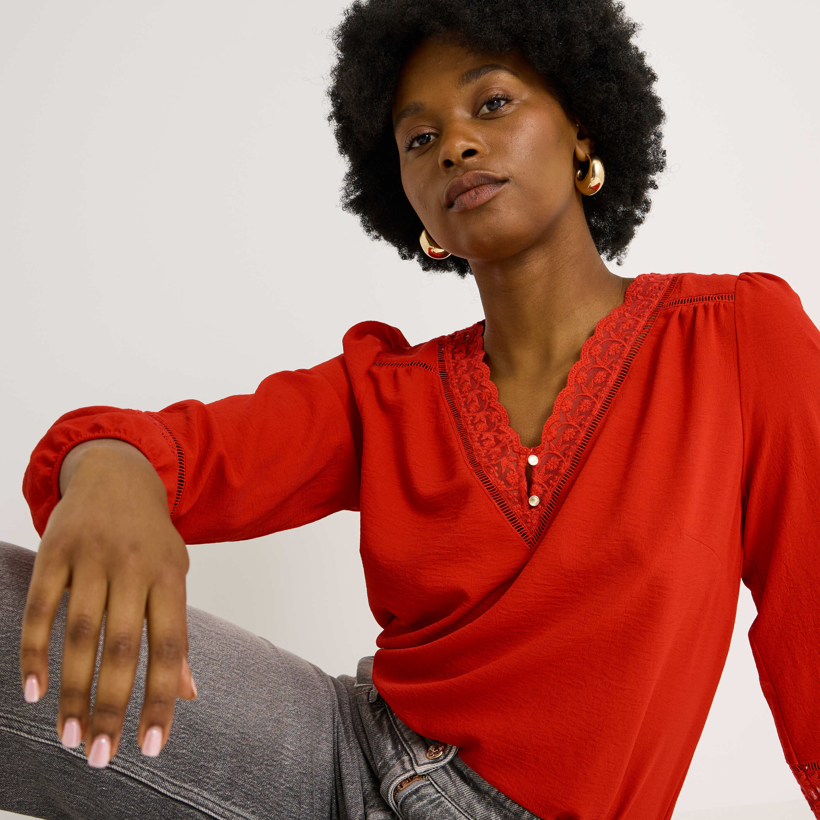 Blouse unie d&eacute;tails ajour&eacute;s femme