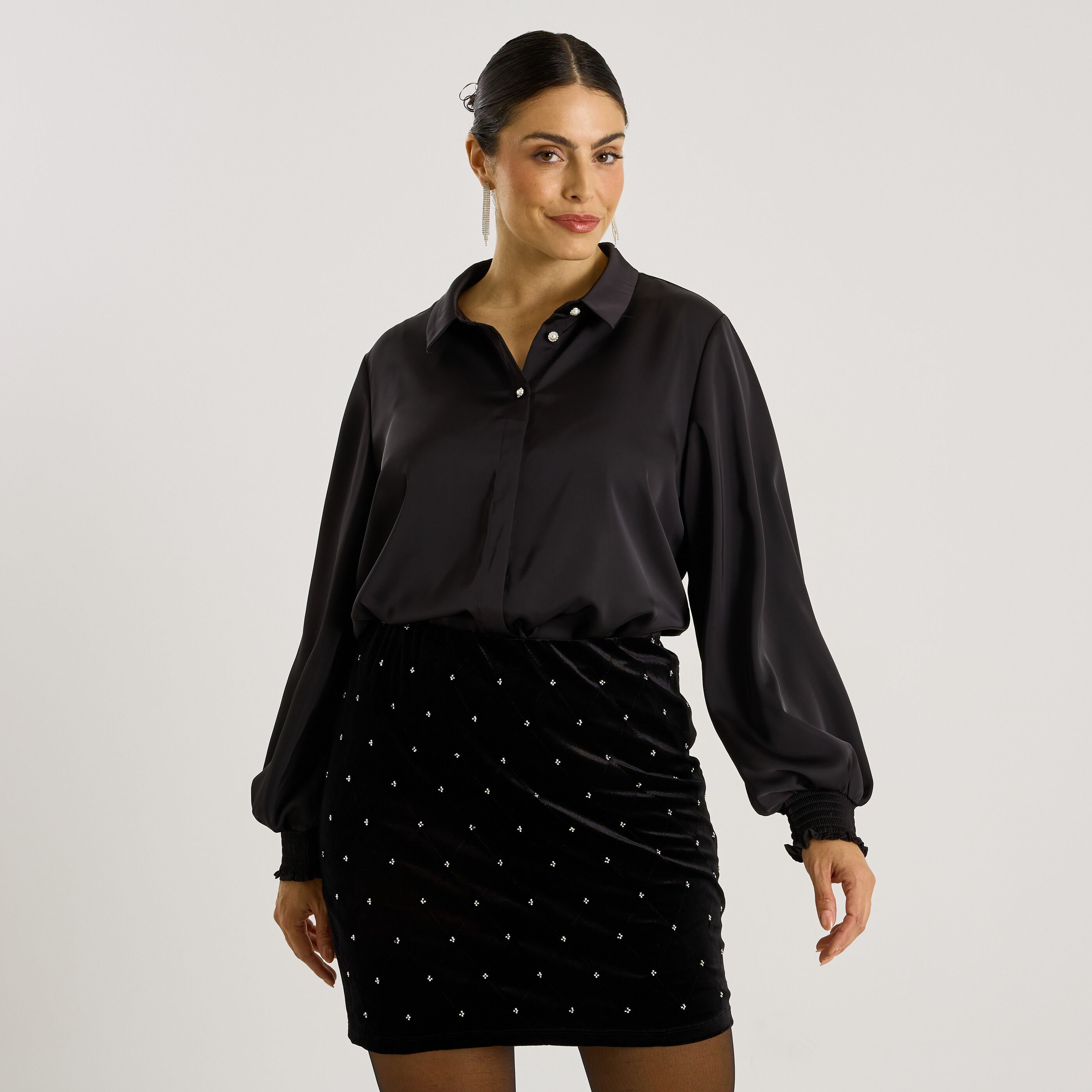 Chemise satin&eacute;e et boutons bijoux femme