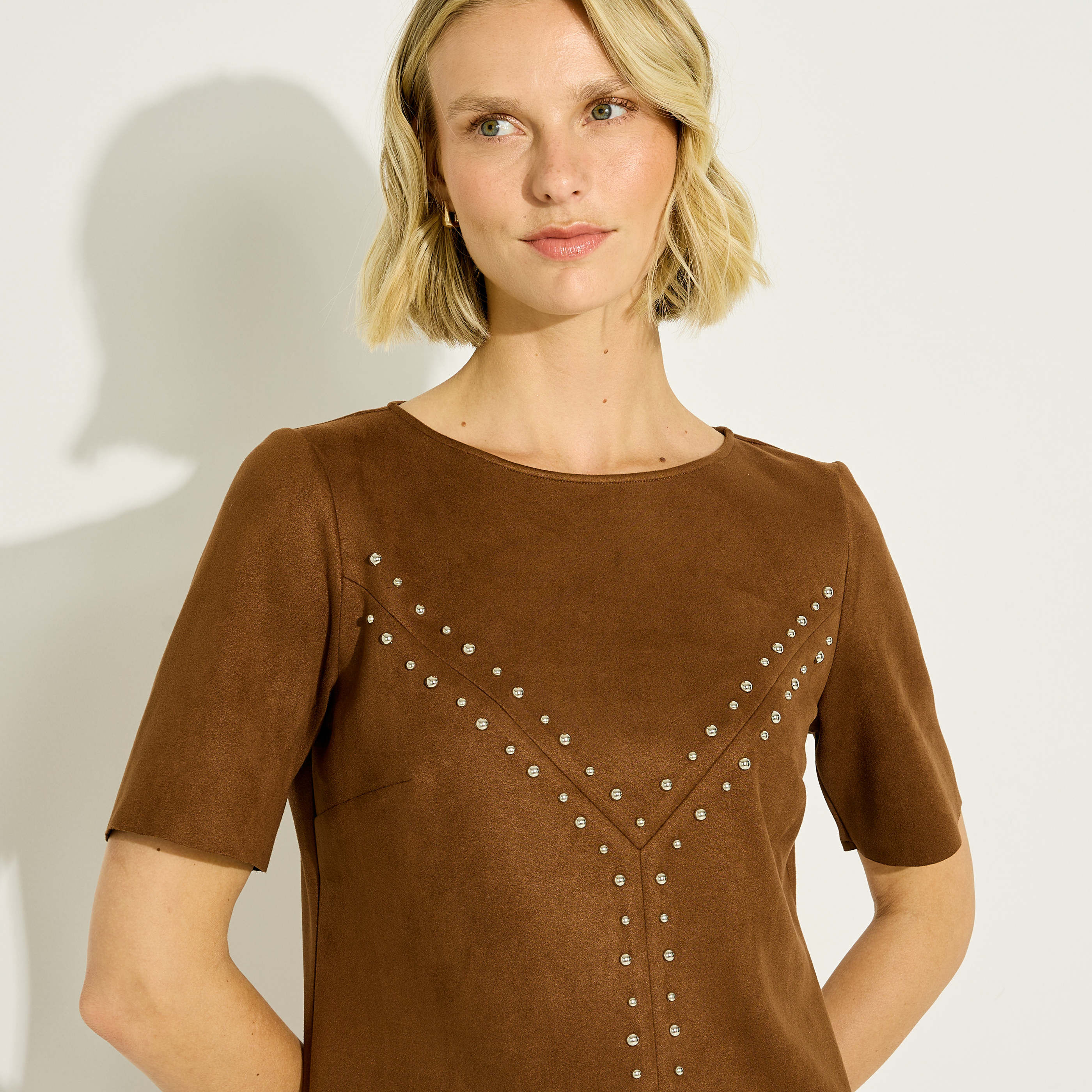 Robe courte en su&eacute;dine &agrave; clous