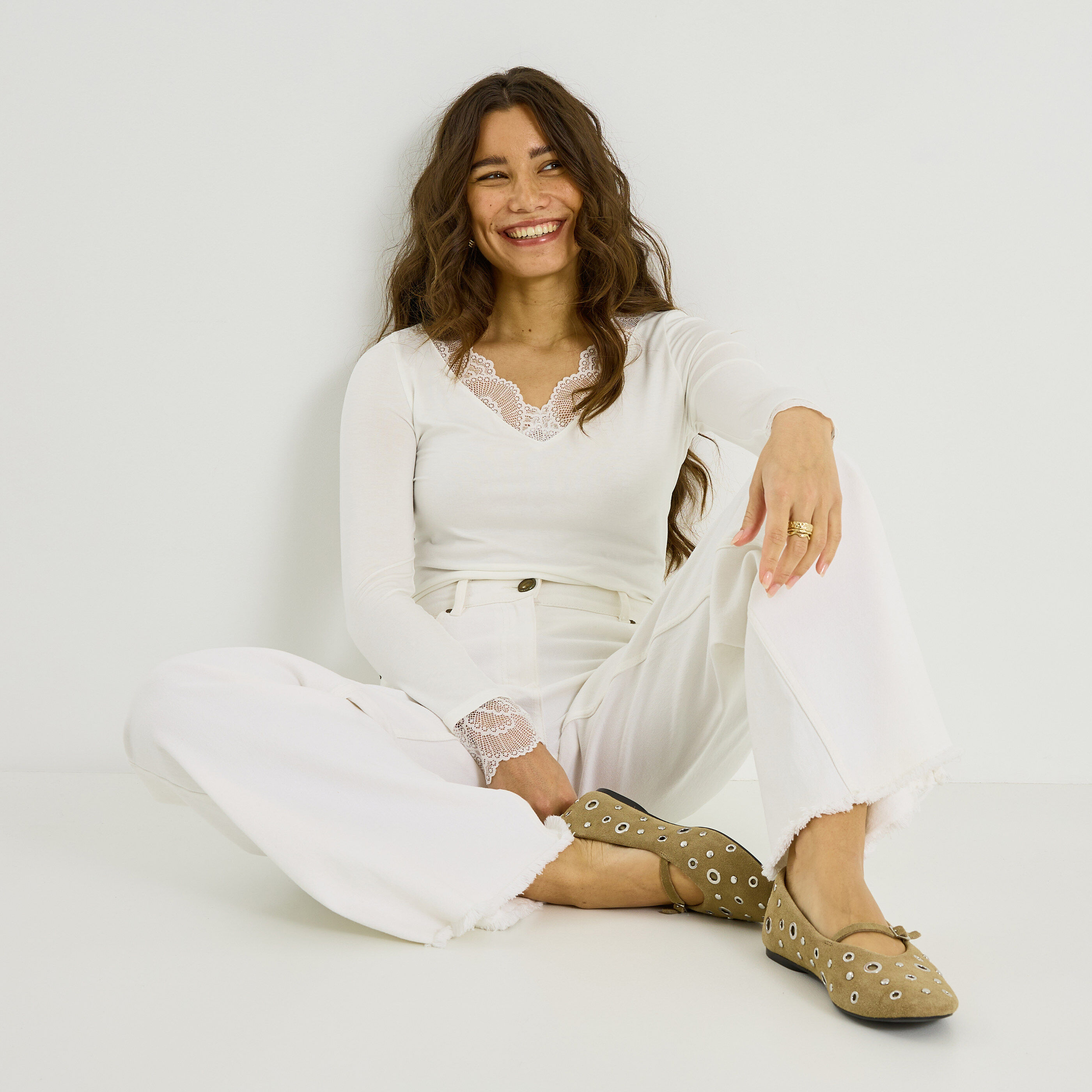 T-shirt col V &agrave; d&eacute;tails ajour&eacute;s femme