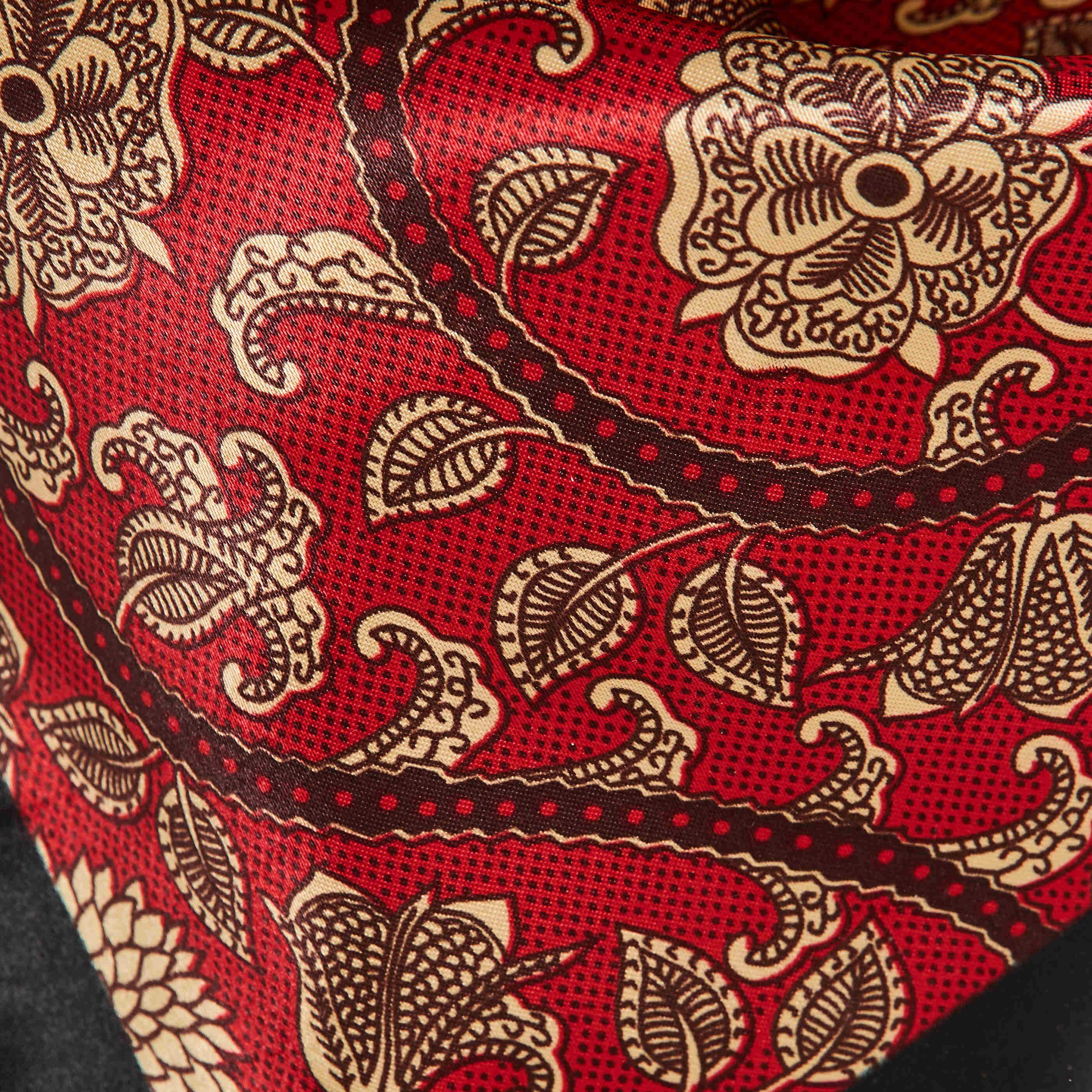 Foulard carr&eacute; imprim&eacute; fleuri femme