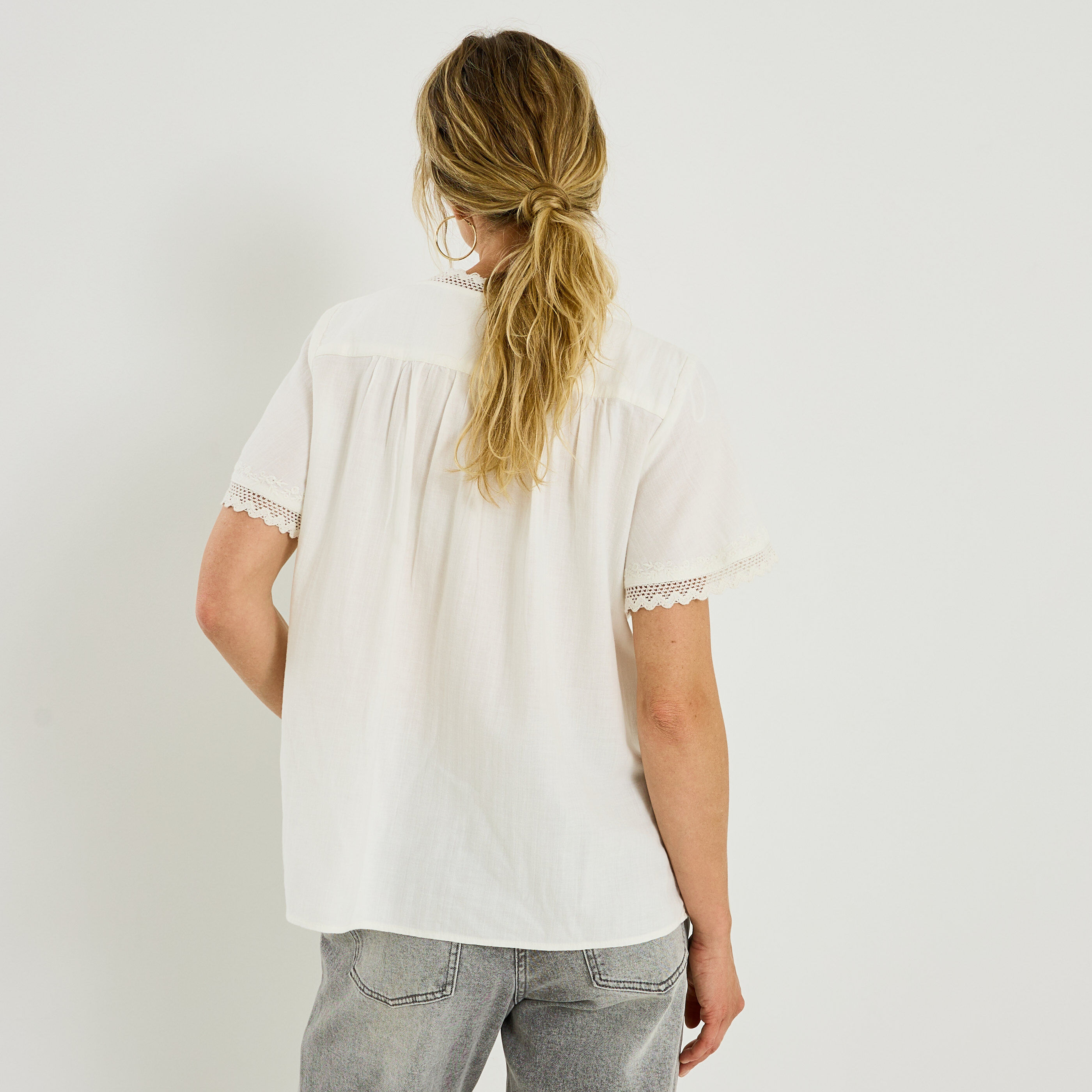 Blouse col V d&eacute;tails ajour&eacute;s femme