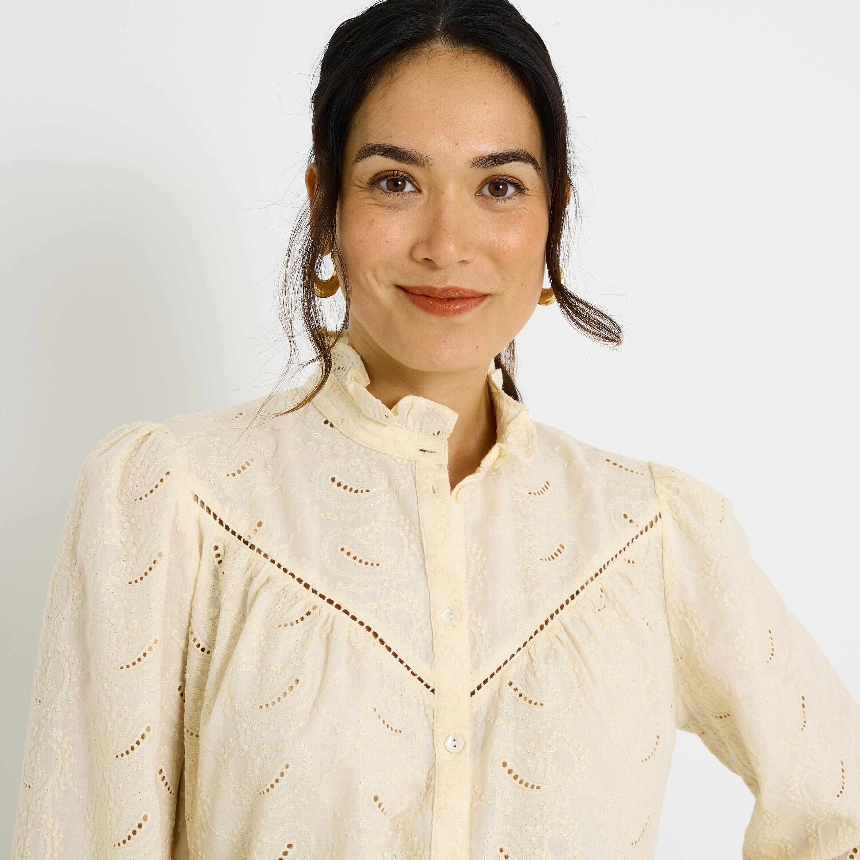 Chemise brod&eacute;e &agrave; col montant femme