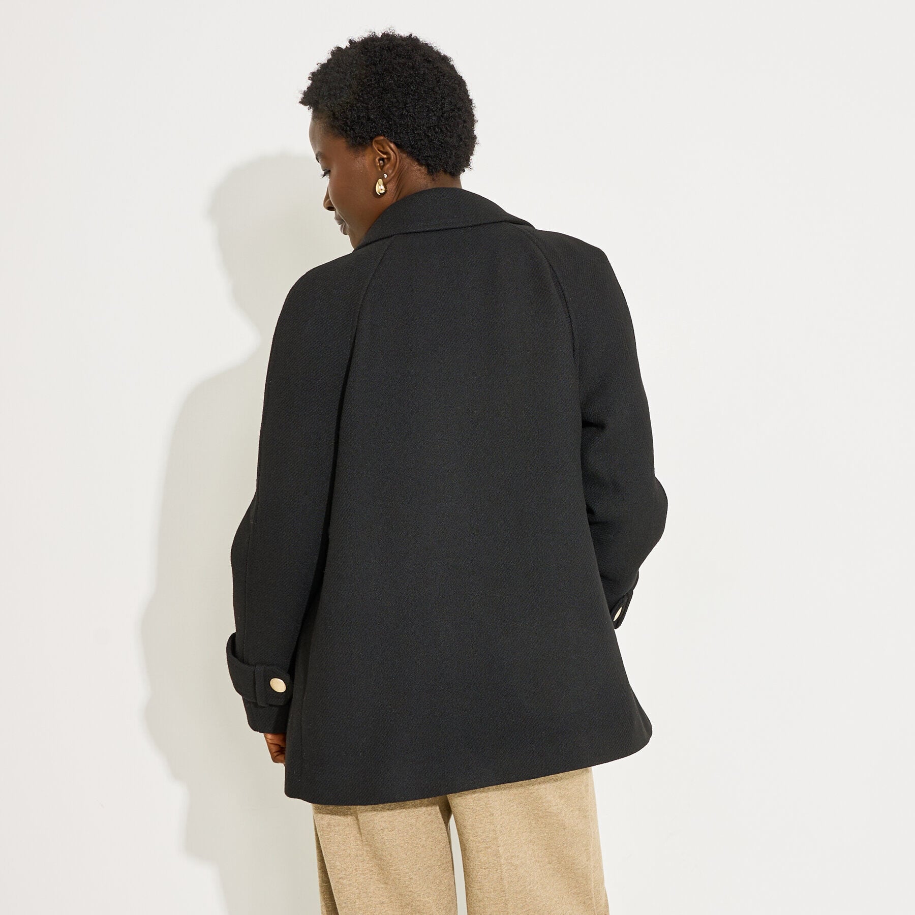 Manteau court droit caban boutonn&eacute; femme