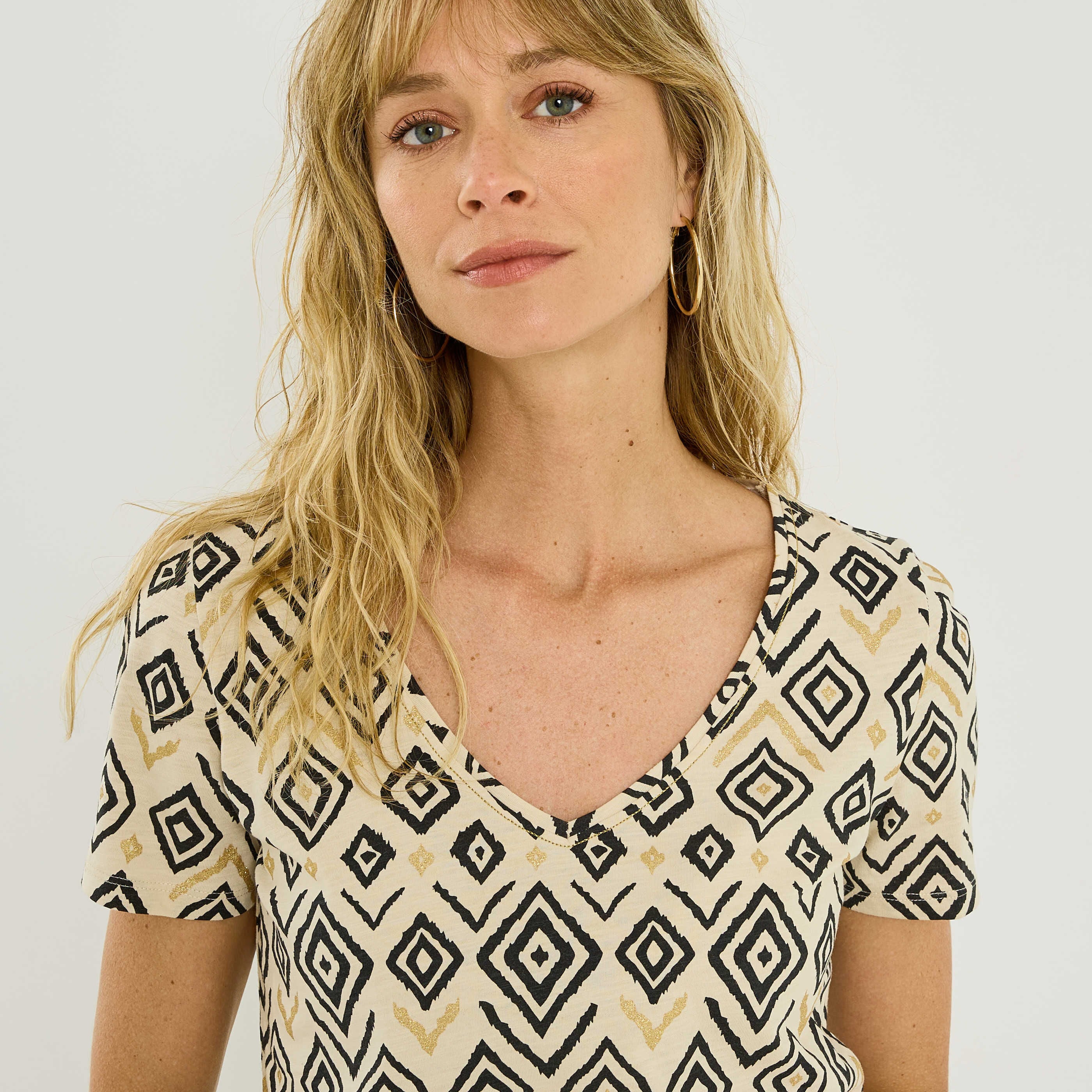 T-shirt col V imprim&eacute; g&eacute;om&eacute;trique femme
