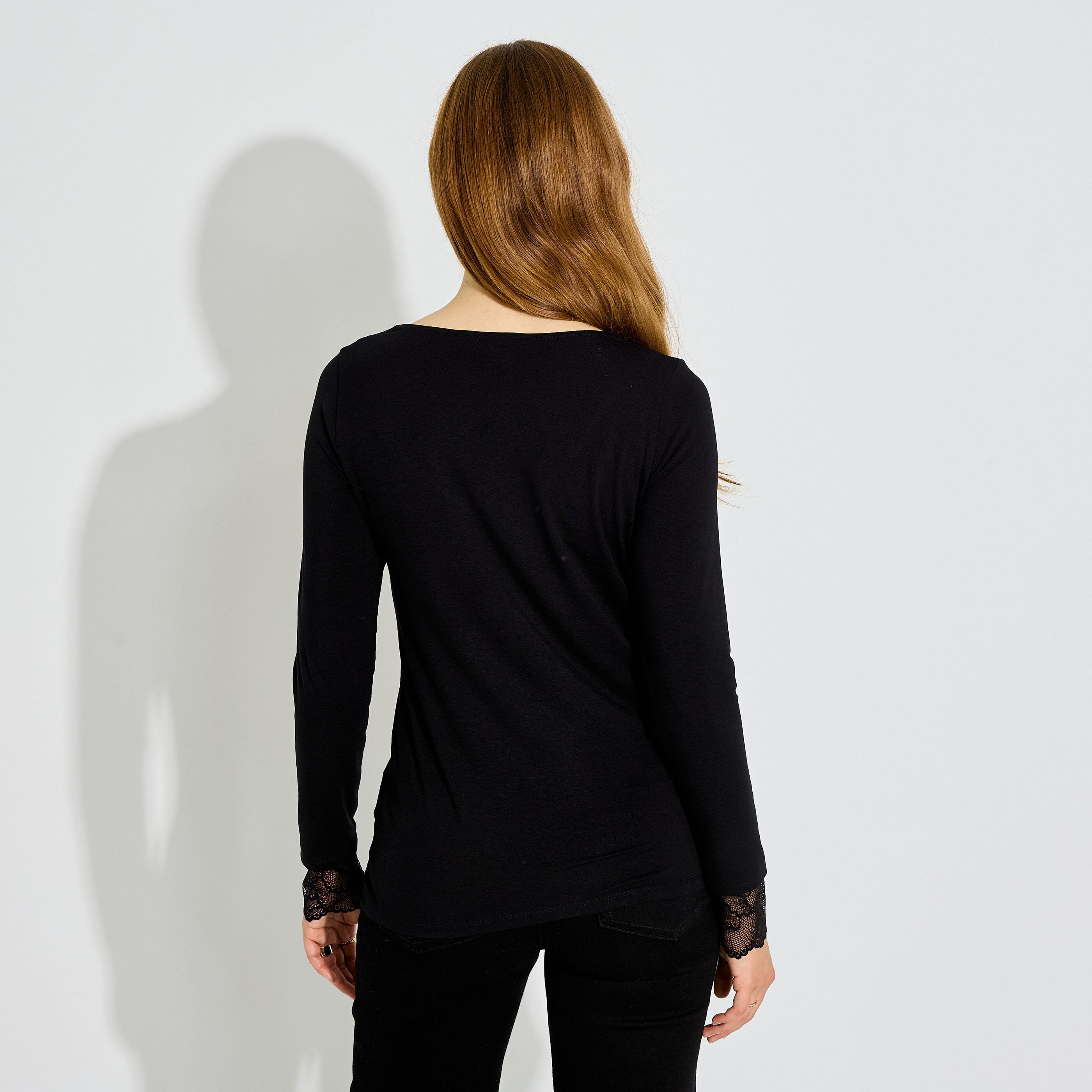 T-shirt col V &agrave; d&eacute;tails ajour&eacute;s femme 