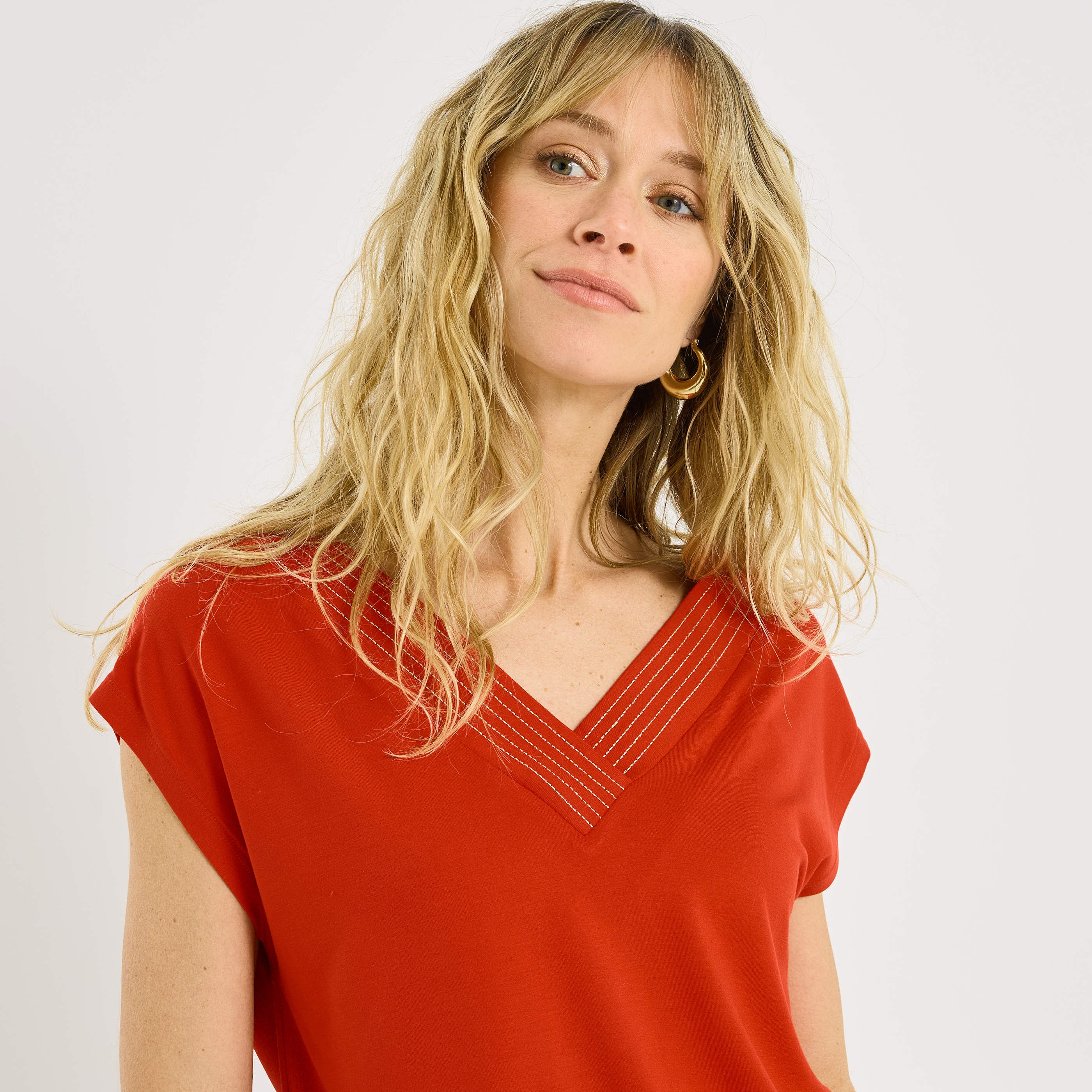 T-shirt col V liser&eacute;s brillants femme