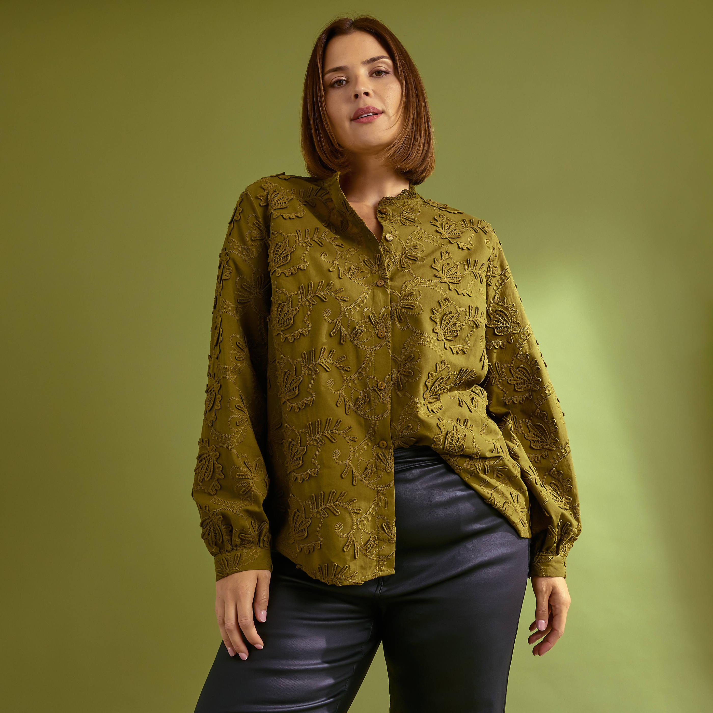 Chemise brod&eacute;e &agrave; col montant femme