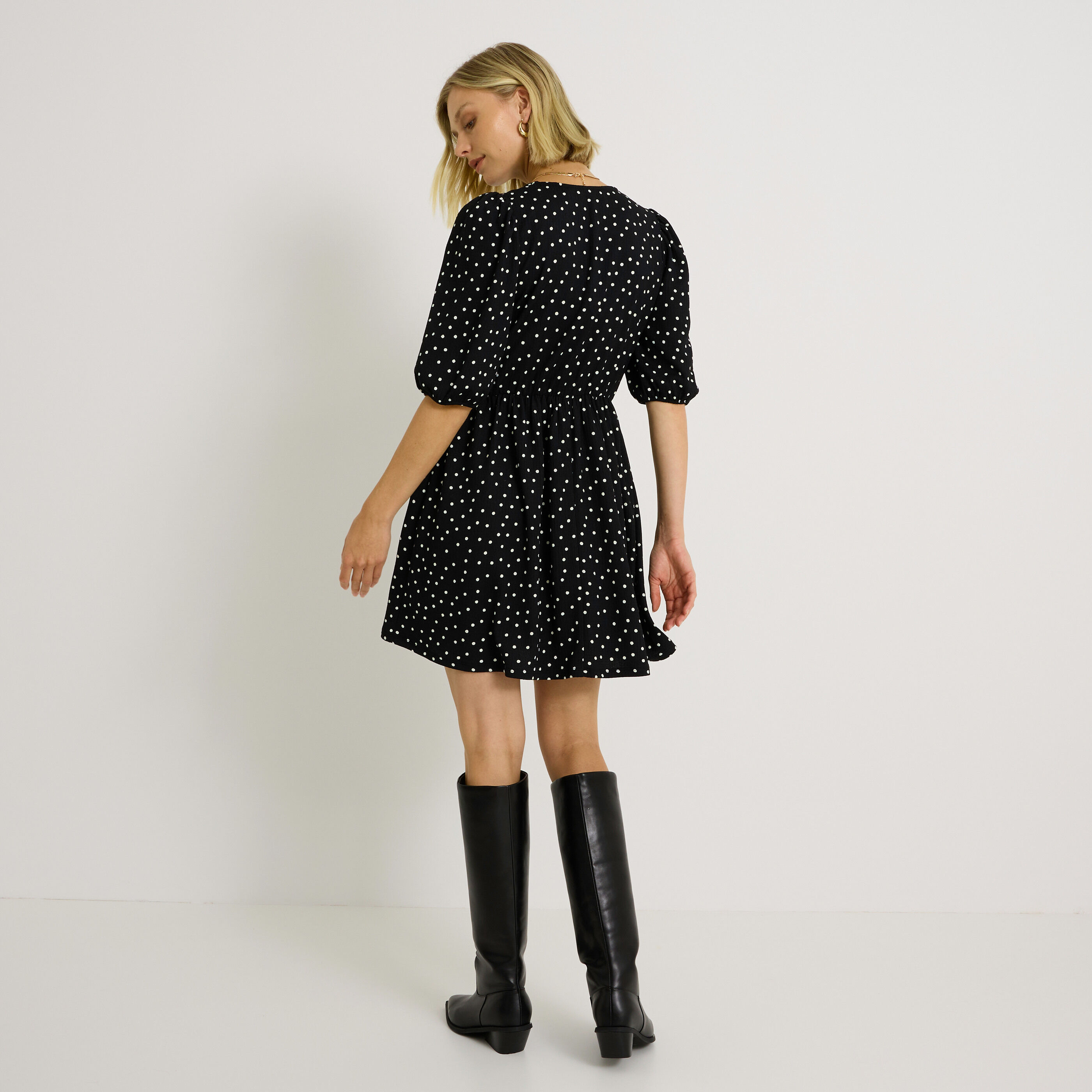 Robe col V &agrave; pois