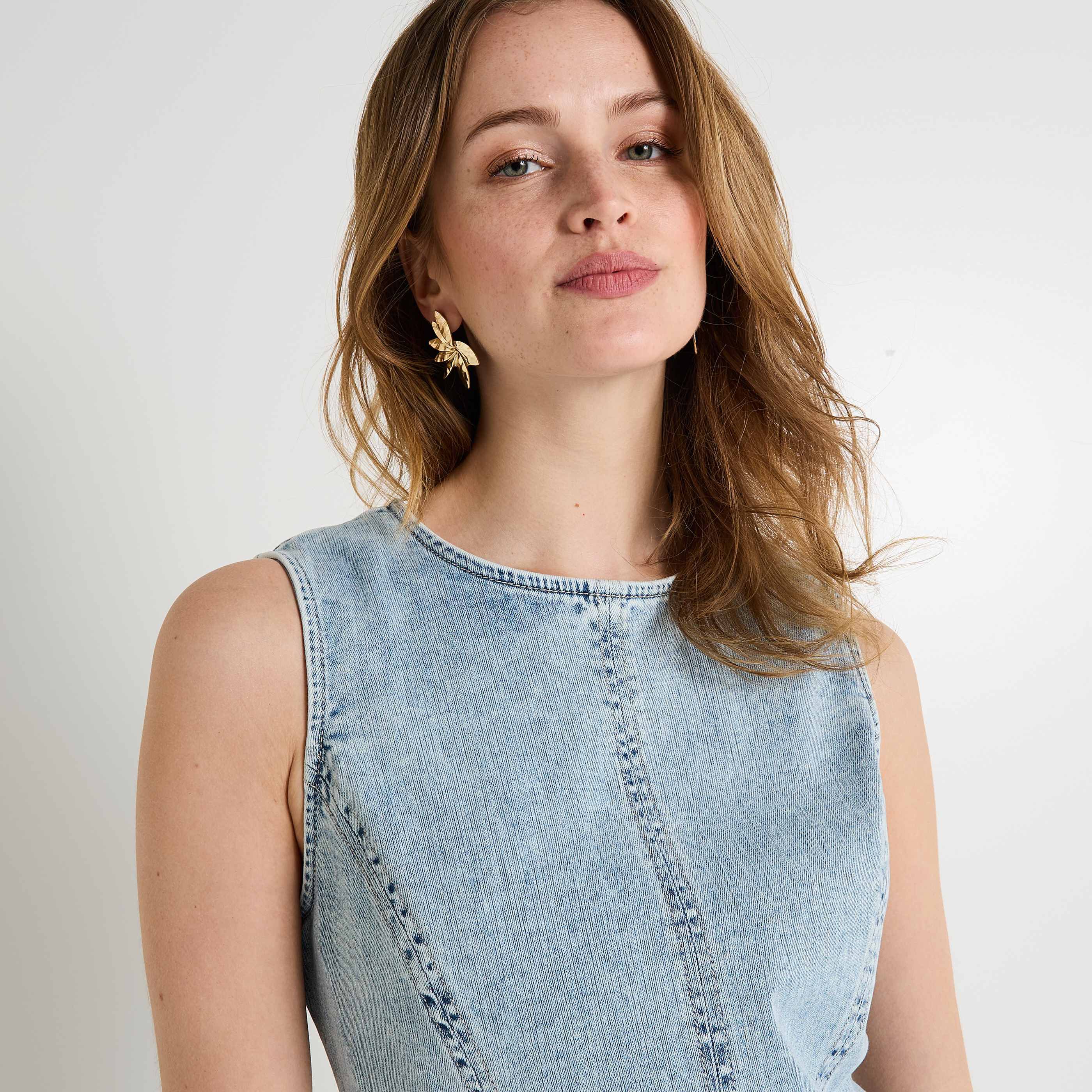 Robe courte ajust&eacute;e en jean