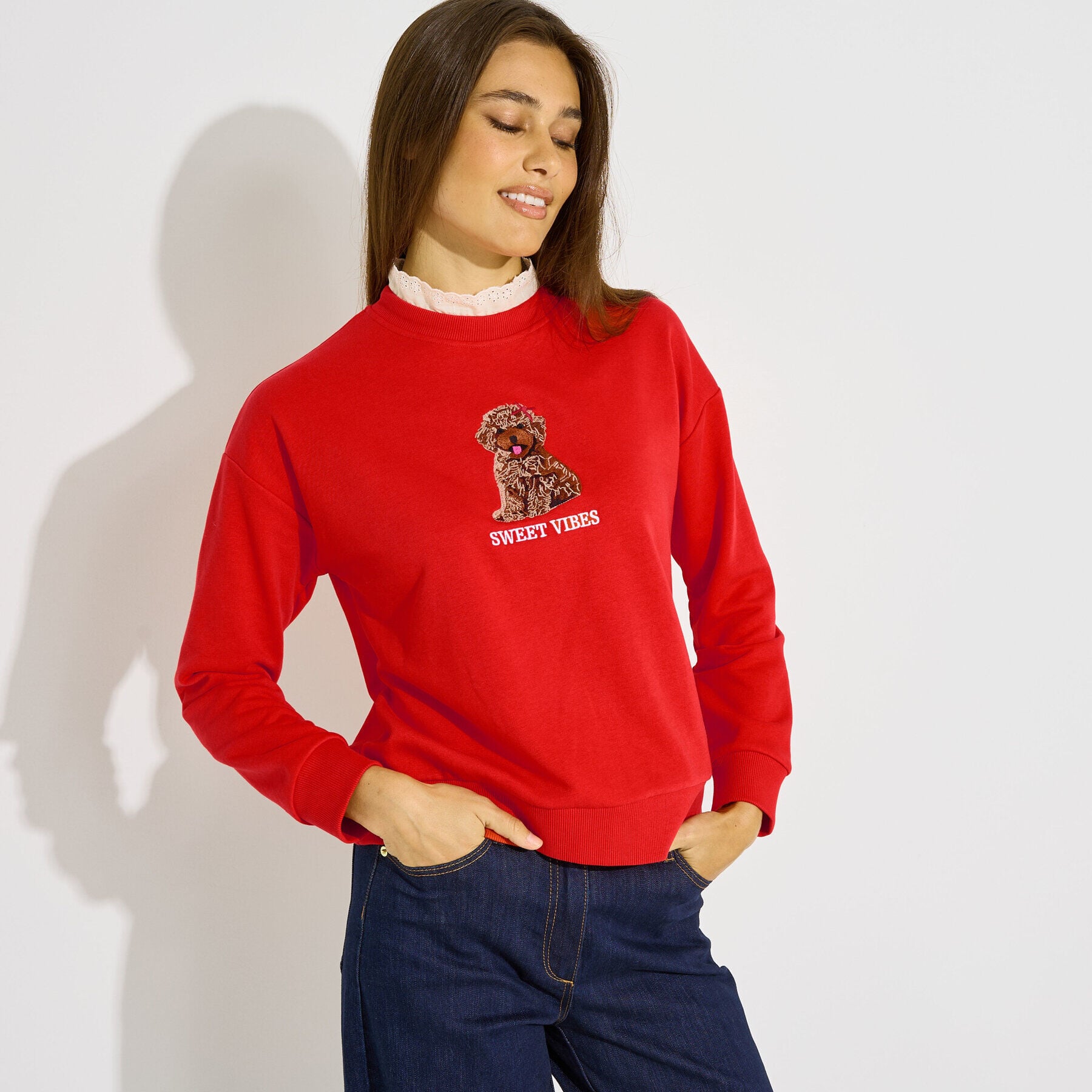 Sweat broderie chien col ajour&eacute; femme