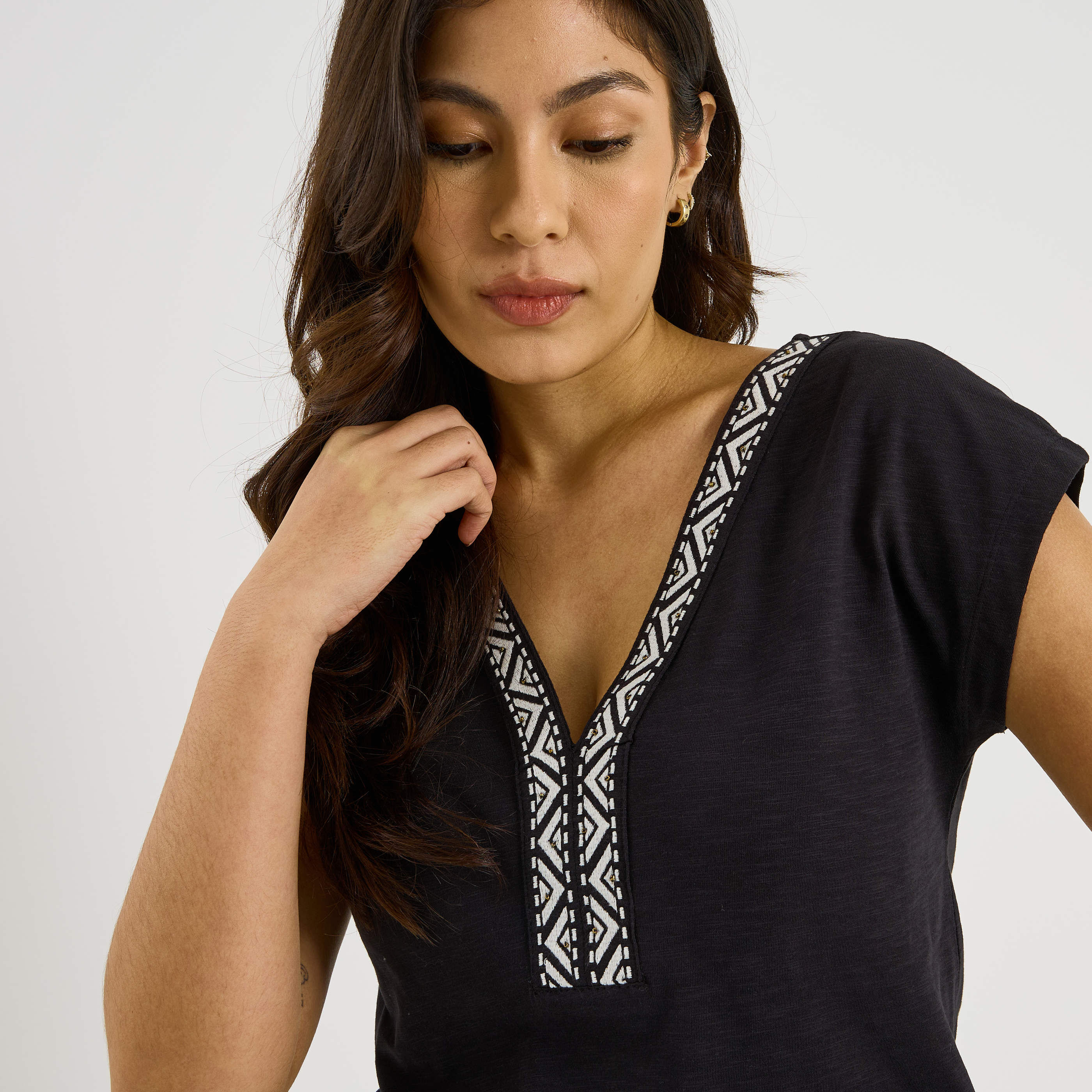 T-shirt col V broderie g&eacute;om&eacute;trique femme