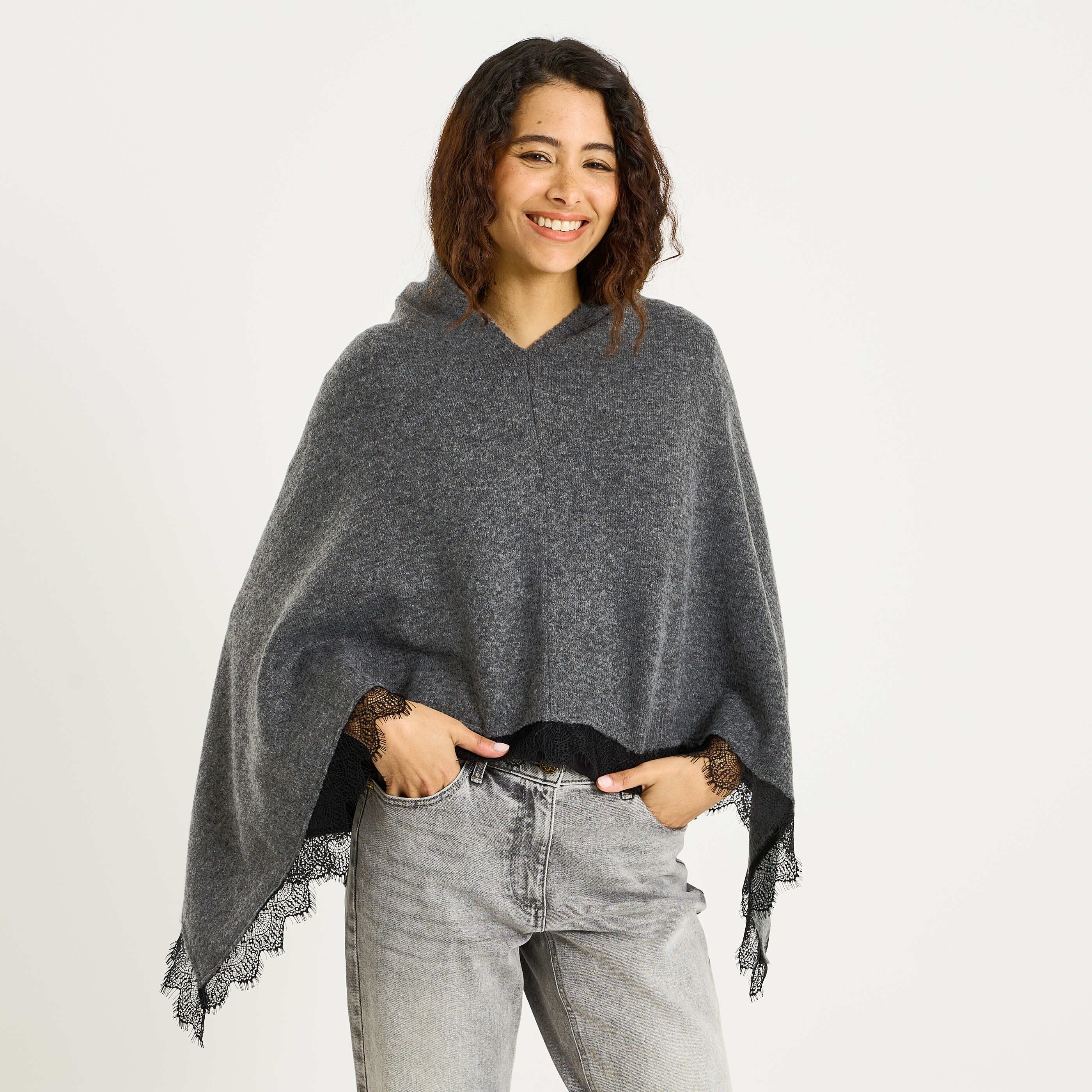 Poncho en maille bordure ajour&eacute;e femme