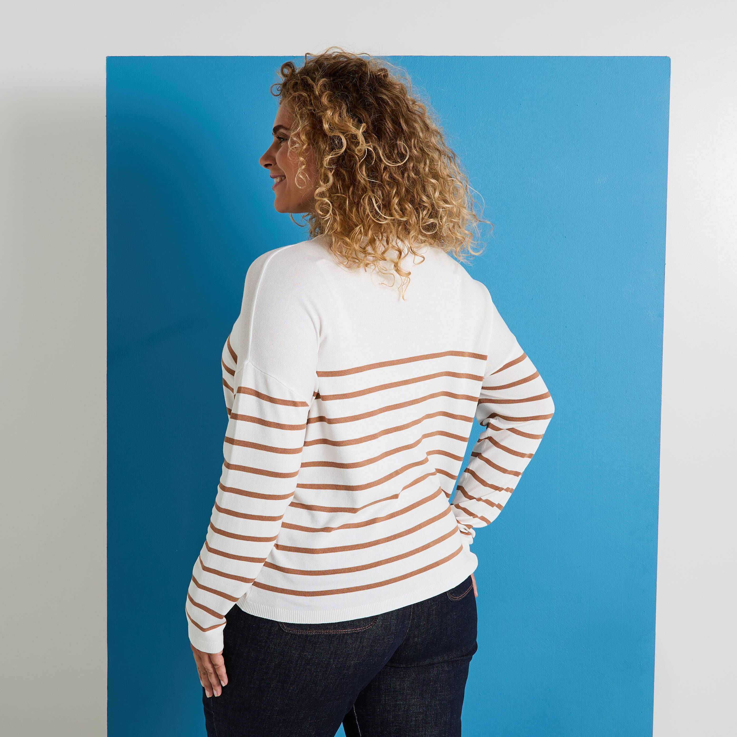 Pull ray&eacute; &agrave; col V femme