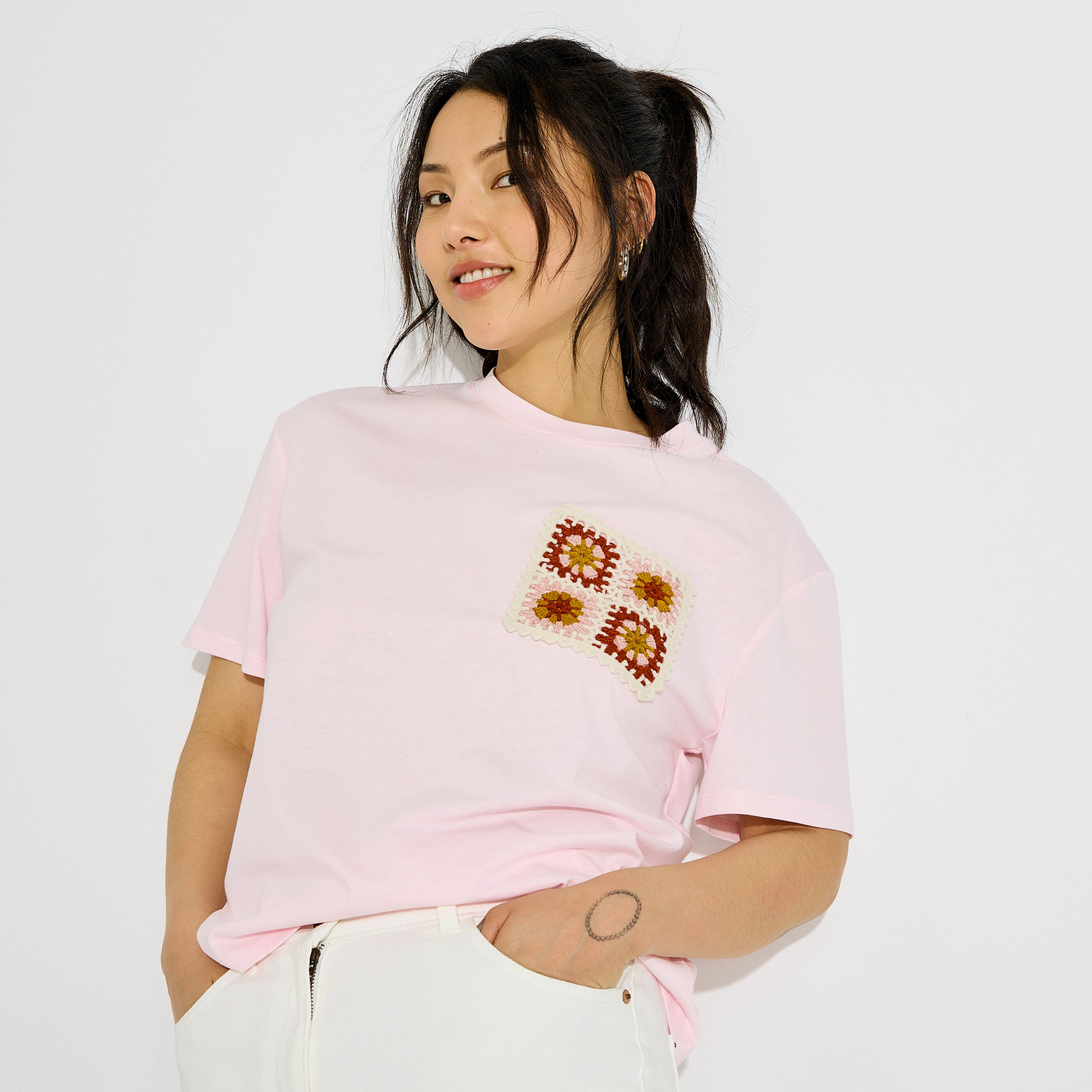 T-shirt col rond d&eacute;tail crochet femme